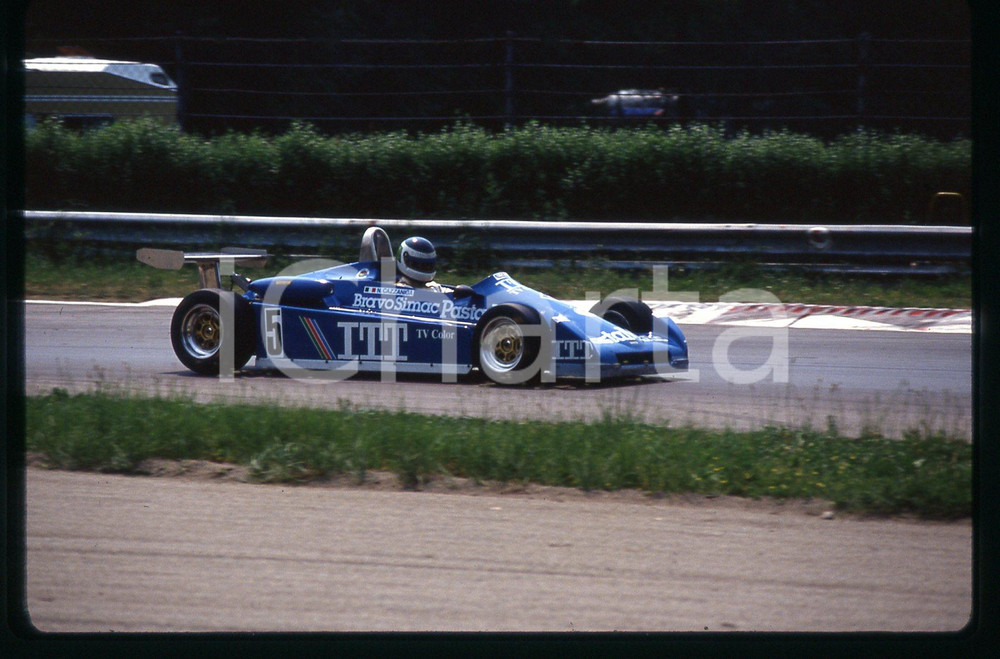 Nando CAZZANIGA - FORMULA 3 GP MONZA 1980 ca 35 mm vintage slide Diapositiva d'epoca, in formato 35 mm.CONDIZIONI: GOODE' severamente vietata la riproduzione. Tutti i diritti sono riservati.Nella diapositiva ICharta mette in vendita, sul negozio eBay e in esclusiva sul sito "icharta" il proprio archivio composto da numerose diapositive e negativi fotografici d'epoca, tutti originali e autentici, che attraversano la storia del costume italiano tra gli la fine degli anni Sessanta e Novanta.Si tratta di uno sguardo inedito sull'attualità , la politica, la vita quotidiana, il gossip e la cultura, che fotografa il cambiamento della nazione in quest'ultimo scorcio del XX secolo. Un'occasione unica per il mercato del collezionismo, che vede finalmente disponibile un archivio eccezionale per vastità , tematiche e condizioni, in un settore (il negativo fotografico e la diapositiva) di assoluta novità  e dalle interessanti prospettive di investimento.  GOOD/buono   originale e autentica 1