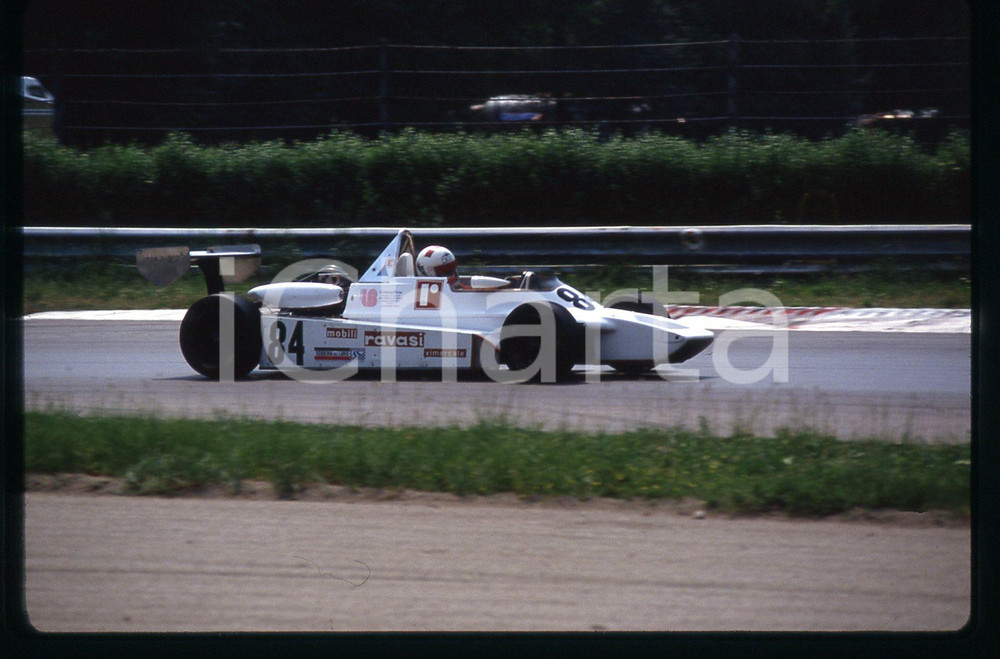 FORMULA 3 GP MONZA 1980 ca 35 mm vintage slide Diapositiva d'epoca, in formato 35 mm.CONDIZIONI: GOODE' severamente vietata la riproduzione. Tutti i diritti sono riservati.Nella diapositiva ICharta mette in vendita, sul negozio eBay e in esclusiva sul sito "icharta" il proprio archivio composto da numerose diapositive e negativi fotografici d'epoca, tutti originali e autentici, che attraversano la storia del costume italiano tra gli la fine degli anni Sessanta e Novanta.Si tratta di uno sguardo inedito sull'attualità , la politica, la vita quotidiana, il gossip e la cultura, che fotografa il cambiamento della nazione in quest'ultimo scorcio del XX secolo. Un'occasione unica per il mercato del collezionismo, che vede finalmente disponibile un archivio eccezionale per vastità , tematiche e condizioni, in un settore (il negativo fotografico e la diapositiva) di assoluta novità  e dalle interessanti prospettive di investimento.  GOOD/buono   originale e autentica 1