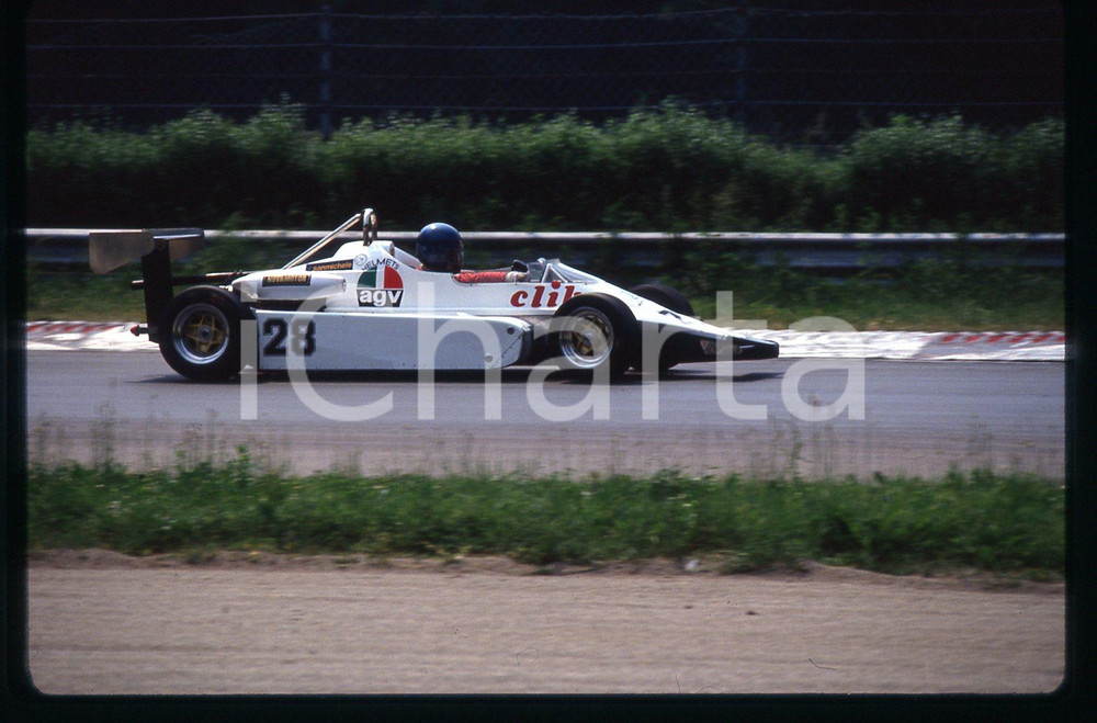 FORMULA 3 GP MONZA 1980 ca 35 mm vintage slide 2 Diapositiva d'epoca, in formato 35 mm.CONDIZIONI: GOODE' severamente vietata la riproduzione. Tutti i diritti sono riservati.Nella diapositiva ICharta mette in vendita, sul negozio eBay e in esclusiva sul sito "icharta" il proprio archivio composto da numerose diapositive e negativi fotografici d'epoca, tutti originali e autentici, che attraversano la storia del costume italiano tra gli la fine degli anni Sessanta e Novanta.Si tratta di uno sguardo inedito sull'attualità , la politica, la vita quotidiana, il gossip e la cultura, che fotografa il cambiamento della nazione in quest'ultimo scorcio del XX secolo. Un'occasione unica per il mercato del collezionismo, che vede finalmente disponibile un archivio eccezionale per vastità , tematiche e condizioni, in un settore (il negativo fotografico e la diapositiva) di assoluta novità  e dalle interessanti prospettive di investimento.  GOOD/buono   originale e autentica 1