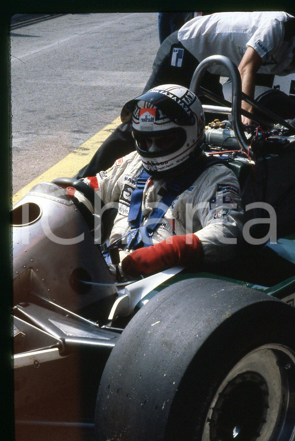Pilota a bordo dell'auto FORMULA 3 GP MONZA 1980 ca 35 mm vintage slide 3 Diapositiva d'epoca, in formato 35 mm.CONDIZIONI: GOODE' severamente vietata la riproduzione. Tutti i diritti sono riservati.Nella diapositiva ICharta mette in vendita, sul negozio eBay e in esclusiva sul sito "icharta" il proprio archivio composto da numerose diapositive e negativi fotografici d'epoca, tutti originali e autentici, che attraversano la storia del costume italiano tra gli la fine degli anni Sessanta e Novanta.Si tratta di uno sguardo inedito sull'attualità , la politica, la vita quotidiana, il gossip e la cultura, che fotografa il cambiamento della nazione in quest'ultimo scorcio del XX secolo. Un'occasione unica per il mercato del collezionismo, che vede finalmente disponibile un archivio eccezionale per vastità , tematiche e condizioni, in un settore (il negativo fotografico e la diapositiva) di assoluta novità  e dalle interessanti prospettive di investimento.  GOOD/buono   originale e autentica 1