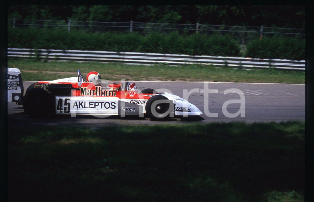 FORMULA 3 GP MONZA 1980 ca 35 mm vintage slide 4 Diapositiva d'epoca, in formato 35 mm.CONDIZIONI: GOODE' severamente vietata la riproduzione. Tutti i diritti sono riservati.Nella diapositiva ICharta mette in vendita, sul negozio eBay e in esclusiva sul sito "icharta" il proprio archivio composto da numerose diapositive e negativi fotografici d'epoca, tutti originali e autentici, che attraversano la storia del costume italiano tra gli la fine degli anni Sessanta e Novanta.Si tratta di uno sguardo inedito sull'attualità , la politica, la vita quotidiana, il gossip e la cultura, che fotografa il cambiamento della nazione in quest'ultimo scorcio del XX secolo. Un'occasione unica per il mercato del collezionismo, che vede finalmente disponibile un archivio eccezionale per vastità , tematiche e condizioni, in un settore (il negativo fotografico e la diapositiva) di assoluta novità  e dalle interessanti prospettive di investimento.  GOOD/buono   originale e autentica 1