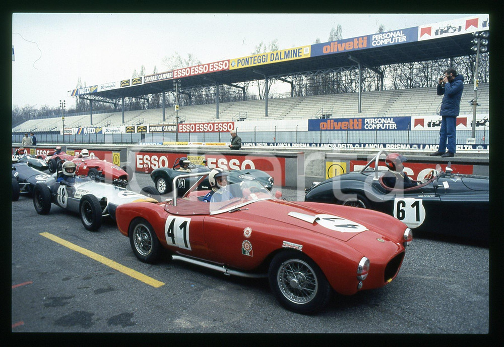 MASERATI - GRAN TURISMO GP MONZA 1980 ca 35 mm vintage slide Diapositiva d'epoca, in formato 35 mm.CONDIZIONI: GOODE' severamente vietata la riproduzione. Tutti i diritti sono riservati.Nella diapositiva ICharta mette in vendita, sul negozio eBay e in esclusiva sul sito "icharta" il proprio archivio composto da numerose diapositive e negativi fotografici d'epoca, tutti originali e autentici, che attraversano la storia del costume italiano tra gli la fine degli anni Sessanta e Novanta.Si tratta di uno sguardo inedito sull'attualità , la politica, la vita quotidiana, il gossip e la cultura, che fotografa il cambiamento della nazione in quest'ultimo scorcio del XX secolo. Un'occasione unica per il mercato del collezionismo, che vede finalmente disponibile un archivio eccezionale per vastità , tematiche e condizioni, in un settore (il negativo fotografico e la diapositiva) di assoluta novità  e dalle interessanti prospettive di investimento.  GOOD/buono   originale e autentica 1