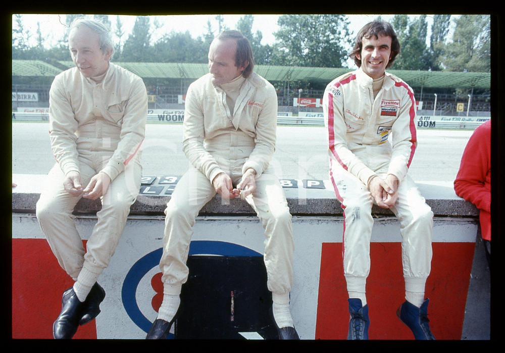 John SURTEES Mike HAILWOOD Tim SCHENKEN - F1 GP MONZA 1971 35 mm vintage slide Diapositiva d'epoca, in formato 35 mm.CONDIZIONI: GOODE' severamente vietata la riproduzione. Tutti i diritti sono riservati.Nella diapositiva ICharta mette in vendita, sul negozio eBay e in esclusiva sul sito "icharta" il proprio archivio composto da numerose diapositive e negativi fotografici d'epoca, tutti originali e autentici, che attraversano la storia del costume italiano tra gli la fine degli anni Sessanta e Novanta.Si tratta di uno sguardo inedito sull'attualità , la politica, la vita quotidiana, il gossip e la cultura, che fotografa il cambiamento della nazione in quest'ultimo scorcio del XX secolo. Un'occasione unica per il mercato del collezionismo, che vede finalmente disponibile un archivio eccezionale per vastità , tematiche e condizioni, in un settore (il negativo fotografico e la diapositiva) di assoluta novità  e dalle interessanti prospettive di investimento.  GOOD/buono   originale e autentica 1