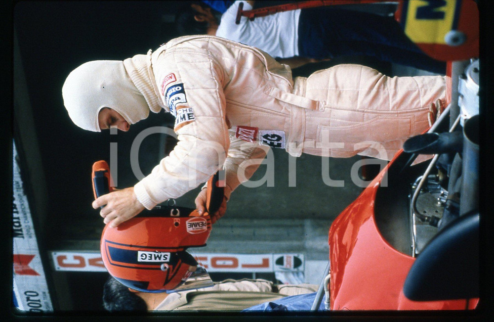 FORMULA 3 Pilota si prepara per la corsa GP MONZA 1980 ca 35 mm vintage slide 5 Diapositiva d'epoca, in formato 35 mm.CONDIZIONI: GOODE' severamente vietata la riproduzione. Tutti i diritti sono riservati.Nella diapositiva ICharta mette in vendita, sul negozio eBay e in esclusiva sul sito "icharta" il proprio archivio composto da numerose diapositive e negativi fotografici d'epoca, tutti originali e autentici, che attraversano la storia del costume italiano tra gli la fine degli anni Sessanta e Novanta.Si tratta di uno sguardo inedito sull'attualità , la politica, la vita quotidiana, il gossip e la cultura, che fotografa il cambiamento della nazione in quest'ultimo scorcio del XX secolo. Un'occasione unica per il mercato del collezionismo, che vede finalmente disponibile un archivio eccezionale per vastità , tematiche e condizioni, in un settore (il negativo fotografico e la diapositiva) di assoluta novità  e dalle interessanti prospettive di investimento.  GOOD/buono   originale e autentica 1