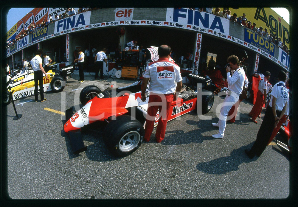 FORMULA 3 GP MONZA 1980 ca 35 mm vintage slide 6 Diapositiva d'epoca, in formato 35 mm.CONDIZIONI: GOODE' severamente vietata la riproduzione. Tutti i diritti sono riservati.Nella diapositiva ICharta mette in vendita, sul negozio eBay e in esclusiva sul sito "icharta" il proprio archivio composto da numerose diapositive e negativi fotografici d'epoca, tutti originali e autentici, che attraversano la storia del costume italiano tra gli la fine degli anni Sessanta e Novanta.Si tratta di uno sguardo inedito sull'attualità , la politica, la vita quotidiana, il gossip e la cultura, che fotografa il cambiamento della nazione in quest'ultimo scorcio del XX secolo. Un'occasione unica per il mercato del collezionismo, che vede finalmente disponibile un archivio eccezionale per vastità , tematiche e condizioni, in un settore (il negativo fotografico e la diapositiva) di assoluta novità  e dalle interessanti prospettive di investimento.  GOOD/buono   originale e autentica 1