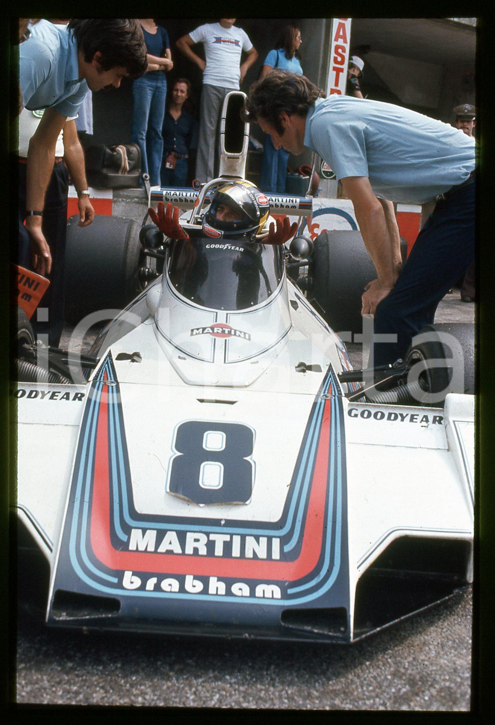 BRABHAM MARTINI Racing - FORMULA 1 GP MONZA 1980 ca 35 mm vintage slide Diapositiva d'epoca, in formato 35 mm.CONDIZIONI: GOODE' severamente vietata la riproduzione. Tutti i diritti sono riservati.Nella diapositiva ICharta mette in vendita, sul negozio eBay e in esclusiva sul sito "icharta" il proprio archivio composto da numerose diapositive e negativi fotografici d'epoca, tutti originali e autentici, che attraversano la storia del costume italiano tra gli la fine degli anni Sessanta e Novanta.Si tratta di uno sguardo inedito sull'attualità , la politica, la vita quotidiana, il gossip e la cultura, che fotografa il cambiamento della nazione in quest'ultimo scorcio del XX secolo. Un'occasione unica per il mercato del collezionismo, che vede finalmente disponibile un archivio eccezionale per vastità , tematiche e condizioni, in un settore (il negativo fotografico e la diapositiva) di assoluta novità  e dalle interessanti prospettive di investimento.  GOOD/buono   originale e autentica 1