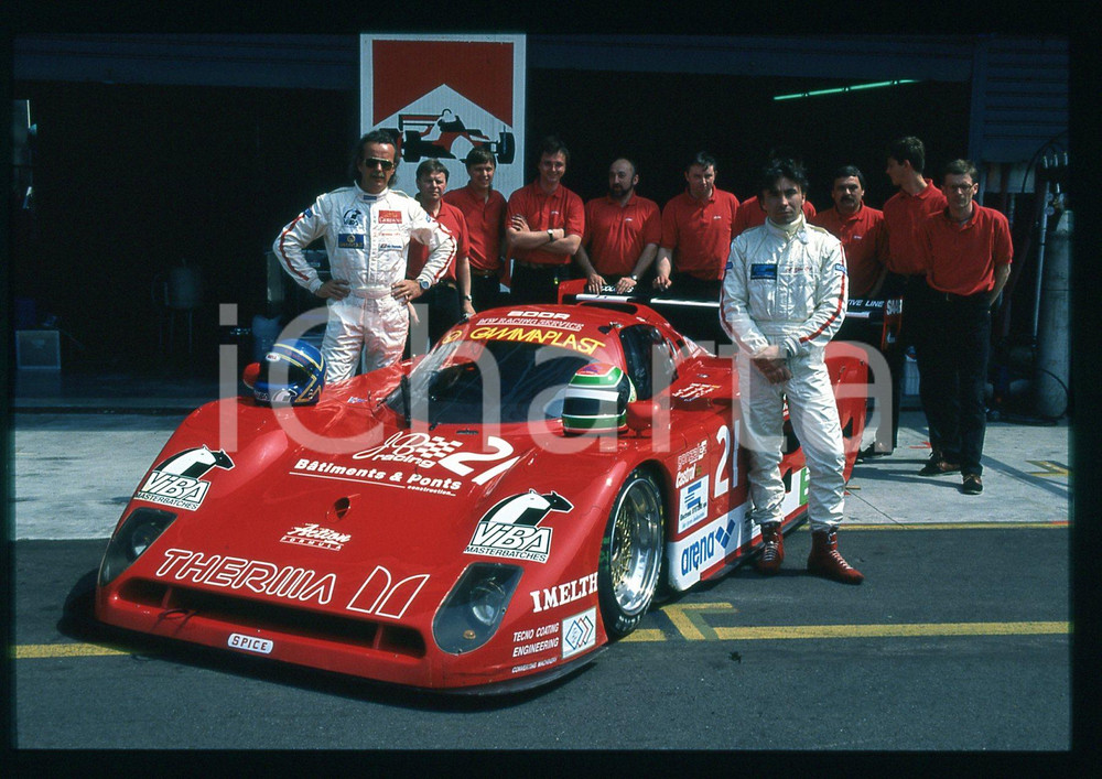 Luigi TAVERNA Alessandro GINI SPICE SE90C 500 KM MONZA 1992 35mm vintage slide 2 Diapositiva d'epoca, in formato 35 mm.CONDIZIONI: GOODE' severamente vietata la riproduzione. Tutti i diritti sono riservati.Nella diapositiva ICharta mette in vendita, sul negozio eBay e in esclusiva sul sito "icharta" il proprio archivio composto da numerose diapositive e negativi fotografici d'epoca, tutti originali e autentici, che attraversano la storia del costume italiano tra gli la fine degli anni Sessanta e Novanta.Si tratta di uno sguardo inedito sull'attualità , la politica, la vita quotidiana, il gossip e la cultura, che fotografa il cambiamento della nazione in quest'ultimo scorcio del XX secolo. Un'occasione unica per il mercato del collezionismo, che vede finalmente disponibile un archivio eccezionale per vastità , tematiche e condizioni, in un settore (il negativo fotografico e la diapositiva) di assoluta novità  e dalle interessanti prospettive di investimento.  GOOD/buono   originale e autentica 1