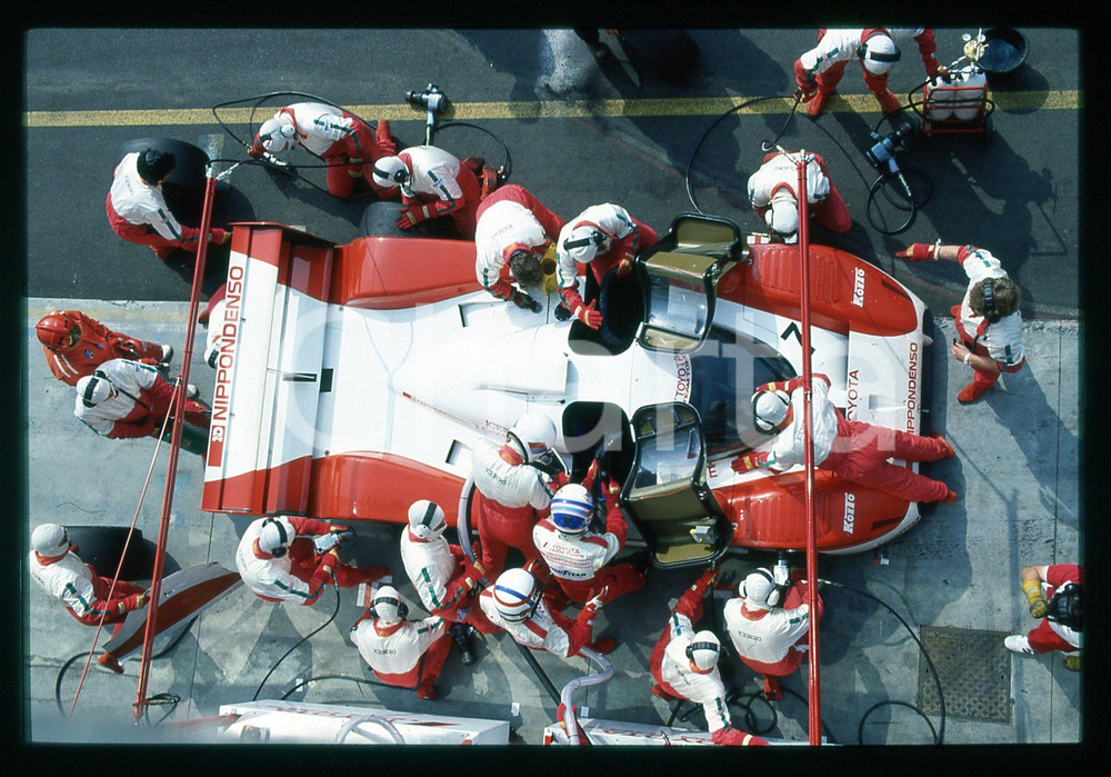 Geoff LEES Hitoshi OGAWA TOYOTA TS010 - 500 KM MONZA 1992 35mm vintage slide 2 Diapositiva d'epoca, in formato 35 mm.CONDIZIONI: GOODE' severamente vietata la riproduzione. Tutti i diritti sono riservati.Nella diapositiva ICharta mette in vendita, sul negozio eBay e in esclusiva sul sito "icharta" il proprio archivio composto da numerose diapositive e negativi fotografici d'epoca, tutti originali e autentici, che attraversano la storia del costume italiano tra gli la fine degli anni Sessanta e Novanta.Si tratta di uno sguardo inedito sull'attualità , la politica, la vita quotidiana, il gossip e la cultura, che fotografa il cambiamento della nazione in quest'ultimo scorcio del XX secolo. Un'occasione unica per il mercato del collezionismo, che vede finalmente disponibile un archivio eccezionale per vastità , tematiche e condizioni, in un settore (il negativo fotografico e la diapositiva) di assoluta novità  e dalle interessanti prospettive di investimento.  GOOD/buono   originale e autentica 1