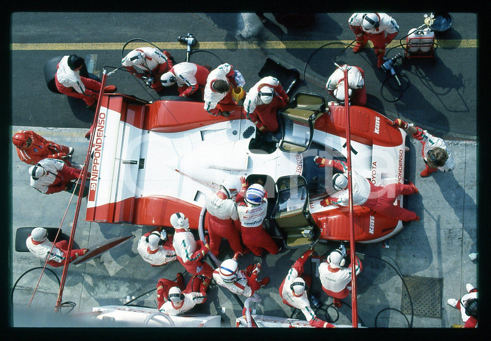 Geoff LEES Hitoshi OGAWA TOYOTA TS010 - 500 KM MONZA 1992 35mm vintage slide 4 Diapositiva d'epoca, in formato 35 mm.CONDIZIONI: GOODE' severamente vietata la riproduzione. Tutti i diritti sono riservati.Nella diapositiva ICharta mette in vendita, sul negozio eBay e in esclusiva sul sito "icharta" il proprio archivio composto da numerose diapositive e negativi fotografici d'epoca, tutti originali e autentici, che attraversano la storia del costume italiano tra gli la fine degli anni Sessanta e Novanta.Si tratta di uno sguardo inedito sull'attualità , la politica, la vita quotidiana, il gossip e la cultura, che fotografa il cambiamento della nazione in quest'ultimo scorcio del XX secolo. Un'occasione unica per il mercato del collezionismo, che vede finalmente disponibile un archivio eccezionale per vastità , tematiche e condizioni, in un settore (il negativo fotografico e la diapositiva) di assoluta novità  e dalle interessanti prospettive di investimento.  GOOD/buono   originale e autentica 1