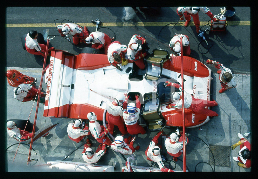 Geoff LEES Hitoshi OGAWA TOYOTA TS010 - 500 KM MONZA 1992 35mm vintage slide 5 Diapositiva d'epoca, in formato 35 mm.CONDIZIONI: GOODE' severamente vietata la riproduzione. Tutti i diritti sono riservati.Nella diapositiva ICharta mette in vendita, sul negozio eBay e in esclusiva sul sito "icharta" il proprio archivio composto da numerose diapositive e negativi fotografici d'epoca, tutti originali e autentici, che attraversano la storia del costume italiano tra gli la fine degli anni Sessanta e Novanta.Si tratta di uno sguardo inedito sull'attualità , la politica, la vita quotidiana, il gossip e la cultura, che fotografa il cambiamento della nazione in quest'ultimo scorcio del XX secolo. Un'occasione unica per il mercato del collezionismo, che vede finalmente disponibile un archivio eccezionale per vastità , tematiche e condizioni, in un settore (il negativo fotografico e la diapositiva) di assoluta novità  e dalle interessanti prospettive di investimento.  GOOD/buono   originale e autentica 1