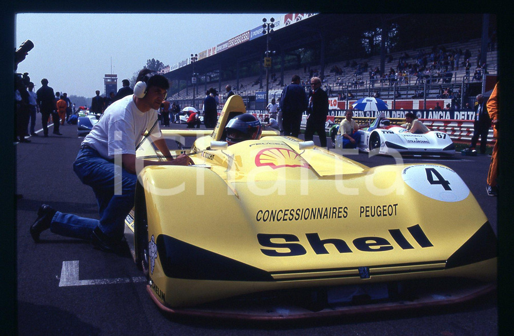 Christophe BOUCHUT PEUGEOT 905 - 500 KM MONZA 1992 35 mm vintage slide Diapositiva d'epoca, in formato 35 mm.CONDIZIONI: GOODE' severamente vietata la riproduzione. Tutti i diritti sono riservati.Nella diapositiva ICharta mette in vendita, sul negozio eBay e in esclusiva sul sito "icharta" il proprio archivio composto da numerose diapositive e negativi fotografici d'epoca, tutti originali e autentici, che attraversano la storia del costume italiano tra gli la fine degli anni Sessanta e Novanta.Si tratta di uno sguardo inedito sull'attualità , la politica, la vita quotidiana, il gossip e la cultura, che fotografa il cambiamento della nazione in quest'ultimo scorcio del XX secolo. Un'occasione unica per il mercato del collezionismo, che vede finalmente disponibile un archivio eccezionale per vastità , tematiche e condizioni, in un settore (il negativo fotografico e la diapositiva) di assoluta novità  e dalle interessanti prospettive di investimento.  GOOD/buono   originale e autentica 1