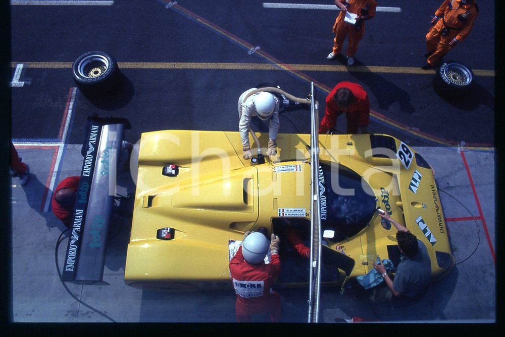 Ranieri RANDACCIO SPICE SE90C - 500 KM MONZA 1992 35 mm vintage slide Diapositiva d'epoca, in formato 35 mm.CONDIZIONI: GOODE' severamente vietata la riproduzione. Tutti i diritti sono riservati.Nella diapositiva ICharta mette in vendita, sul negozio eBay e in esclusiva sul sito "icharta" il proprio archivio composto da numerose diapositive e negativi fotografici d'epoca, tutti originali e autentici, che attraversano la storia del costume italiano tra gli la fine degli anni Sessanta e Novanta.Si tratta di uno sguardo inedito sull'attualità , la politica, la vita quotidiana, il gossip e la cultura, che fotografa il cambiamento della nazione in quest'ultimo scorcio del XX secolo. Un'occasione unica per il mercato del collezionismo, che vede finalmente disponibile un archivio eccezionale per vastità , tematiche e condizioni, in un settore (il negativo fotografico e la diapositiva) di assoluta novità  e dalle interessanti prospettive di investimento.  GOOD/buono   originale e autentica 1