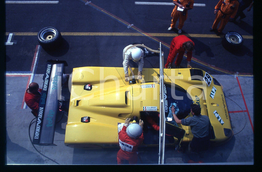 Ranieri RANDACCIO SPICE SE90C - 500 KM MONZA 1992 35 mm vintage slide 3 Diapositiva d'epoca, in formato 35 mm.CONDIZIONI: GOODE' severamente vietata la riproduzione. Tutti i diritti sono riservati.Nella diapositiva ICharta mette in vendita, sul negozio eBay e in esclusiva sul sito "icharta" il proprio archivio composto da numerose diapositive e negativi fotografici d'epoca, tutti originali e autentici, che attraversano la storia del costume italiano tra gli la fine degli anni Sessanta e Novanta.Si tratta di uno sguardo inedito sull'attualità , la politica, la vita quotidiana, il gossip e la cultura, che fotografa il cambiamento della nazione in quest'ultimo scorcio del XX secolo. Un'occasione unica per il mercato del collezionismo, che vede finalmente disponibile un archivio eccezionale per vastità , tematiche e condizioni, in un settore (il negativo fotografico e la diapositiva) di assoluta novità  e dalle interessanti prospettive di investimento.  GOOD/buono   originale e autentica 1
