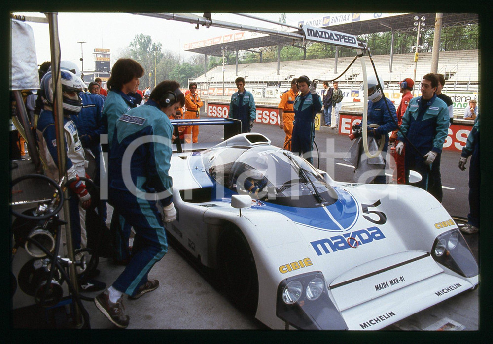 Maurizio Sandro SALA MAZDA MXR-01 - 500 KM MONZA 1992 35 mm vintage slide Diapositiva d'epoca, in formato 35 mm.CONDIZIONI: GOODE' severamente vietata la riproduzione. Tutti i diritti sono riservati.Nella diapositiva ICharta mette in vendita, sul negozio eBay e in esclusiva sul sito "icharta" il proprio archivio composto da numerose diapositive e negativi fotografici d'epoca, tutti originali e autentici, che attraversano la storia del costume italiano tra gli la fine degli anni Sessanta e Novanta.Si tratta di uno sguardo inedito sull'attualità , la politica, la vita quotidiana, il gossip e la cultura, che fotografa il cambiamento della nazione in quest'ultimo scorcio del XX secolo. Un'occasione unica per il mercato del collezionismo, che vede finalmente disponibile un archivio eccezionale per vastità , tematiche e condizioni, in un settore (il negativo fotografico e la diapositiva) di assoluta novità  e dalle interessanti prospettive di investimento.  GOOD/buono   originale e autentica 1