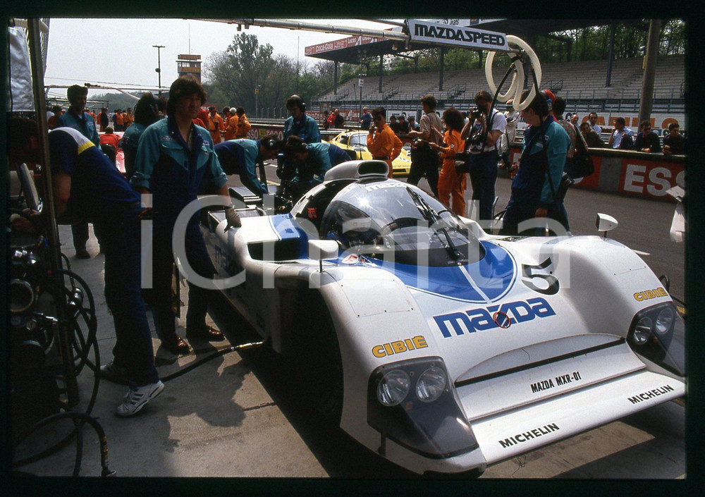 Maurizio Sandro SALA MAZDA MXR-01 - 500 KM MONZA 1992 35 mm vintage slide 2 Diapositiva d'epoca, in formato 35 mm.CONDIZIONI: GOODE' severamente vietata la riproduzione. Tutti i diritti sono riservati.Nella diapositiva ICharta mette in vendita, sul negozio eBay e in esclusiva sul sito "icharta" il proprio archivio composto da numerose diapositive e negativi fotografici d'epoca, tutti originali e autentici, che attraversano la storia del costume italiano tra gli la fine degli anni Sessanta e Novanta.Si tratta di uno sguardo inedito sull'attualità , la politica, la vita quotidiana, il gossip e la cultura, che fotografa il cambiamento della nazione in quest'ultimo scorcio del XX secolo. Un'occasione unica per il mercato del collezionismo, che vede finalmente disponibile un archivio eccezionale per vastità , tematiche e condizioni, in un settore (il negativo fotografico e la diapositiva) di assoluta novità  e dalle interessanti prospettive di investimento.  GOOD/buono   originale e autentica 1