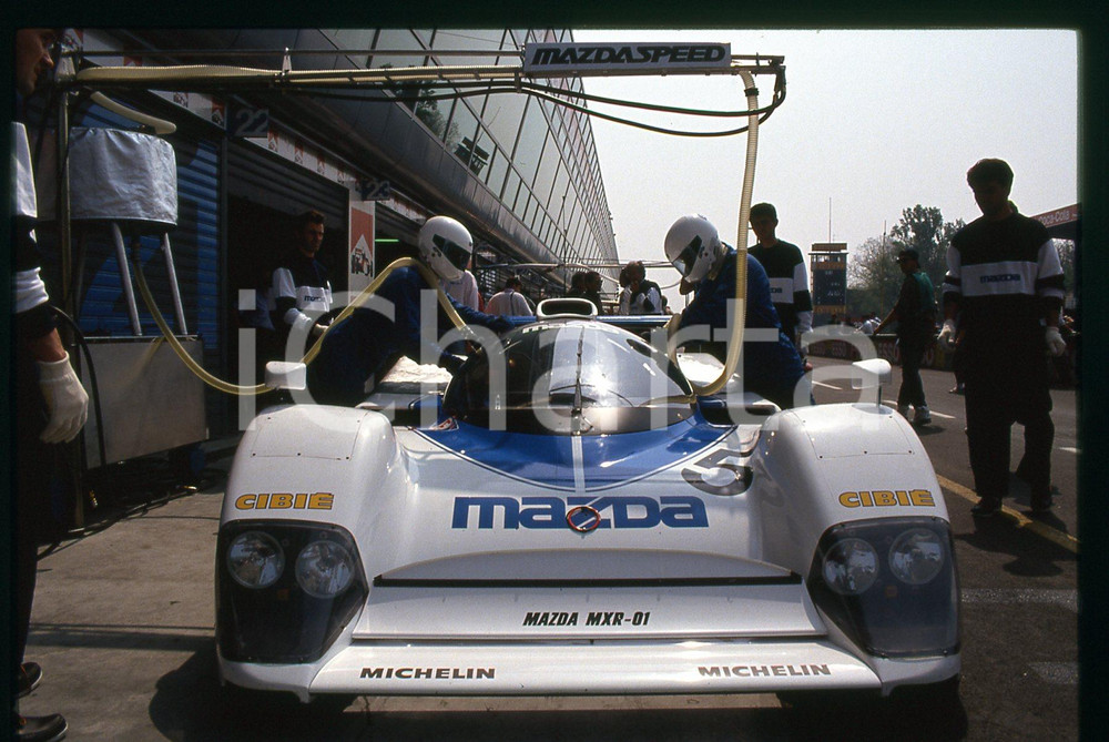Maurizio Sandro SALA MAZDA MXR-01 - 500 KM MONZA 1992 35 mm vintage slide 3 Diapositiva d'epoca, in formato 35 mm.CONDIZIONI: GOODE' severamente vietata la riproduzione. Tutti i diritti sono riservati.Nella diapositiva ICharta mette in vendita, sul negozio eBay e in esclusiva sul sito "icharta" il proprio archivio composto da numerose diapositive e negativi fotografici d'epoca, tutti originali e autentici, che attraversano la storia del costume italiano tra gli la fine degli anni Sessanta e Novanta.Si tratta di uno sguardo inedito sull'attualità , la politica, la vita quotidiana, il gossip e la cultura, che fotografa il cambiamento della nazione in quest'ultimo scorcio del XX secolo. Un'occasione unica per il mercato del collezionismo, che vede finalmente disponibile un archivio eccezionale per vastità , tematiche e condizioni, in un settore (il negativo fotografico e la diapositiva) di assoluta novità  e dalle interessanti prospettive di investimento.  GOOD/buono   originale e autentica 1