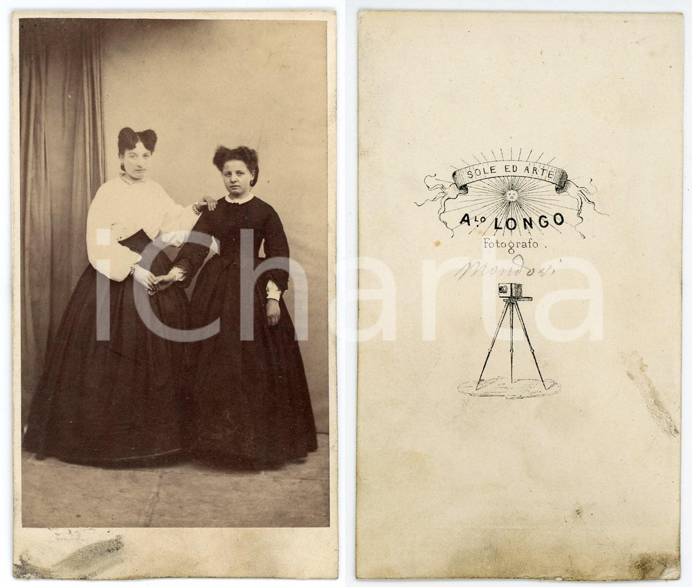 1900 ca MONDOVi' Ritratto di due sorelle - Foto LONGO Sole ed Arte CDV  Fotografia originale d'epoca.FOTOGRAFO: Sole ed Arte di Longo FAIR/discreto macchie al verso e lieve piegatura all'angolo inferiore sinistro Formato: 6x10 cm originale e autentica 1