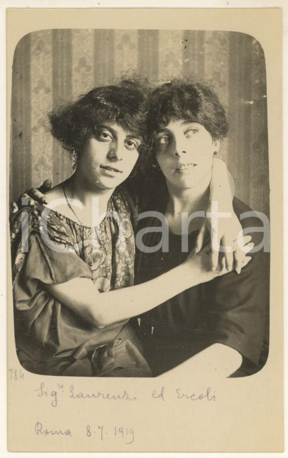 1919 ROMA Lucia ERCOLI vedova CORTI - Sig.ra LAURENZI *Foto Luigi GREA (1) Fotografia originale d'epoca, in formato cartolina postale.Si tratta di uno scatto realizzato da un fotografo amatoriale, Luigi "Gigi" Grea, funzionario delle ferrovie.Didascalia manoscritta originale. GOOD/buono  Formato: 14x9 cm originale e autentica 1