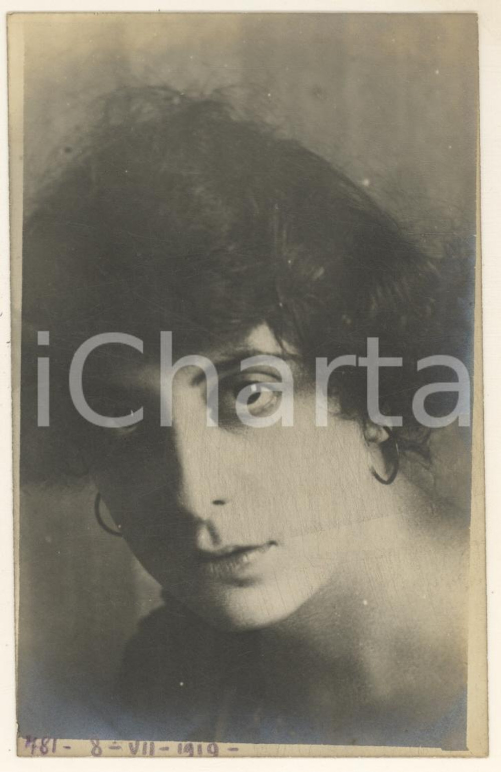 1919 ROMA Lucia ERCOLI vedova CORTI - Ritratto *Foto Luigi GREA (3) Fotografia originale d'epoca, in formato cartolina postale.Si tratta di uno scatto realizzato da un fotografo amatoriale, Luigi "Gigi" Grea, funzionario delle ferrovie.Data manoscritta. FAIR/discreto difetti di stampa Formato: 9x14 cm originale e autentica 1