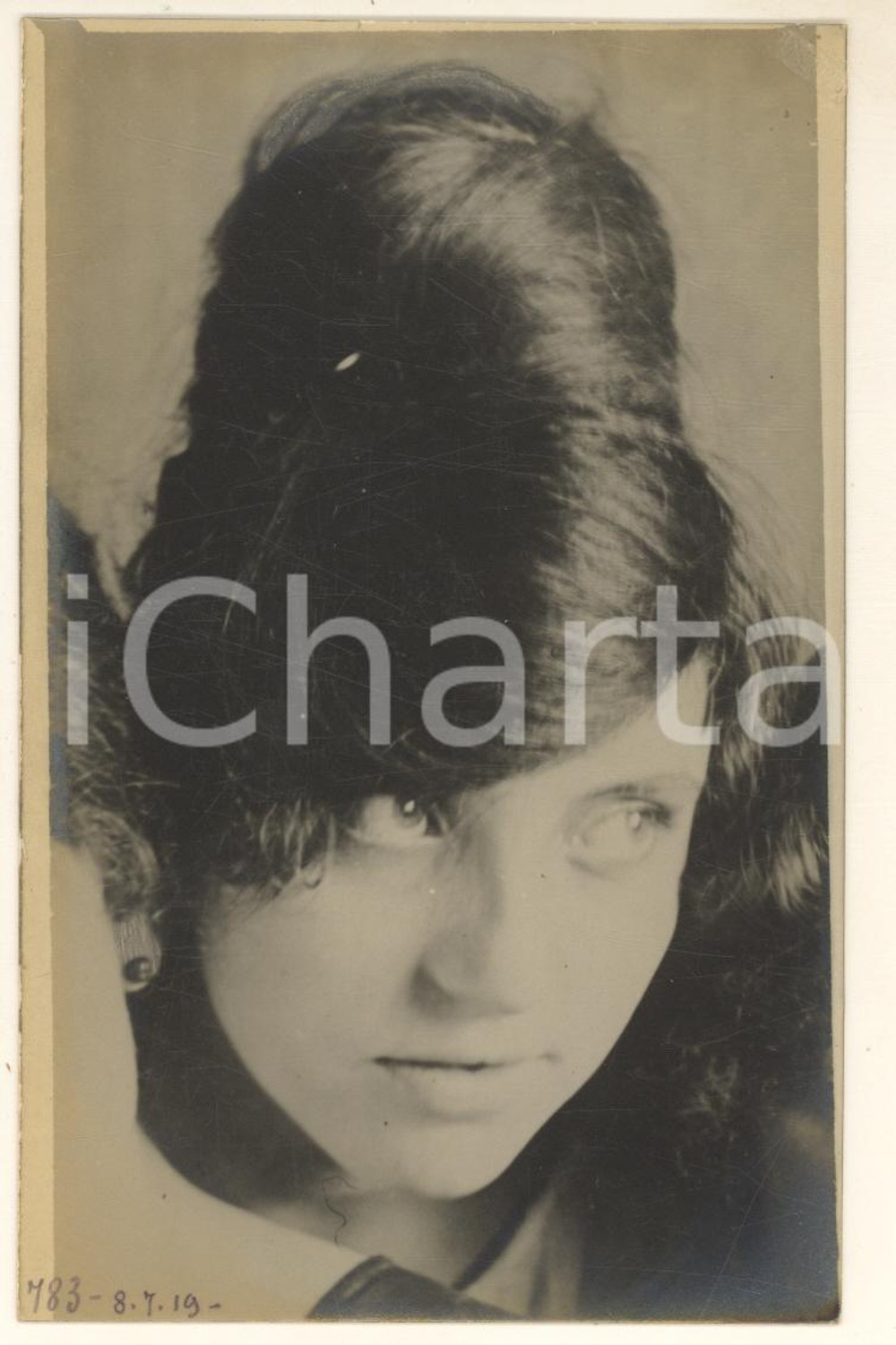 1919 ROMA Sig.ra LAURENZI con acconciatura - Ritratto *Foto Luigi GREA Fotografia originale d'epoca, in formato cartolina postale.Si tratta di uno scatto realizzato da un fotografo amatoriale, Luigi "Gigi" Grea, funzionario delle ferrovie.Data manoscritta al verso. GOOD/buono  Formato: 9x14 cm originale e autentica 1