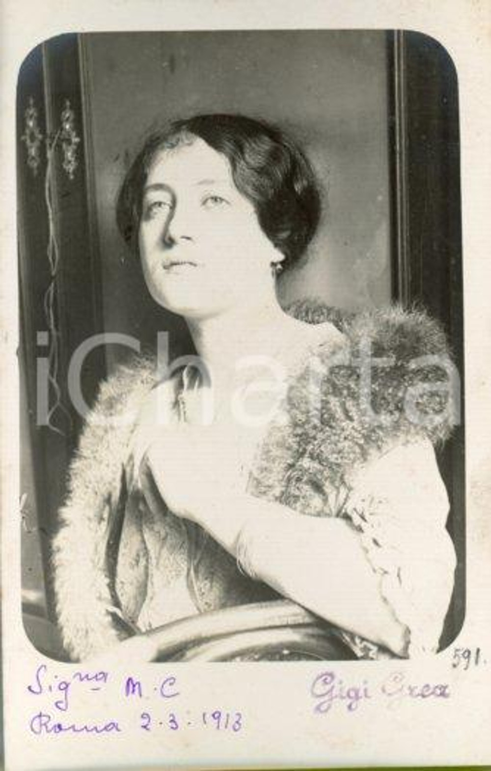 1913 ROMA Luigi GREA Ritratto di donna (M. C.) Fotocartolina ARTISTICA (1) Fotografia originale d'epoca, in formato cartolina postale.Si tratta di uno scatto realizzato da un fotografo amatoriale, Luigi "Gigi" Grea, funzionario delle ferrovie.Didascalia manoscritta originale. GOOD/buono fioriture al verso Formato: 9x14 cm originale e autentica 1