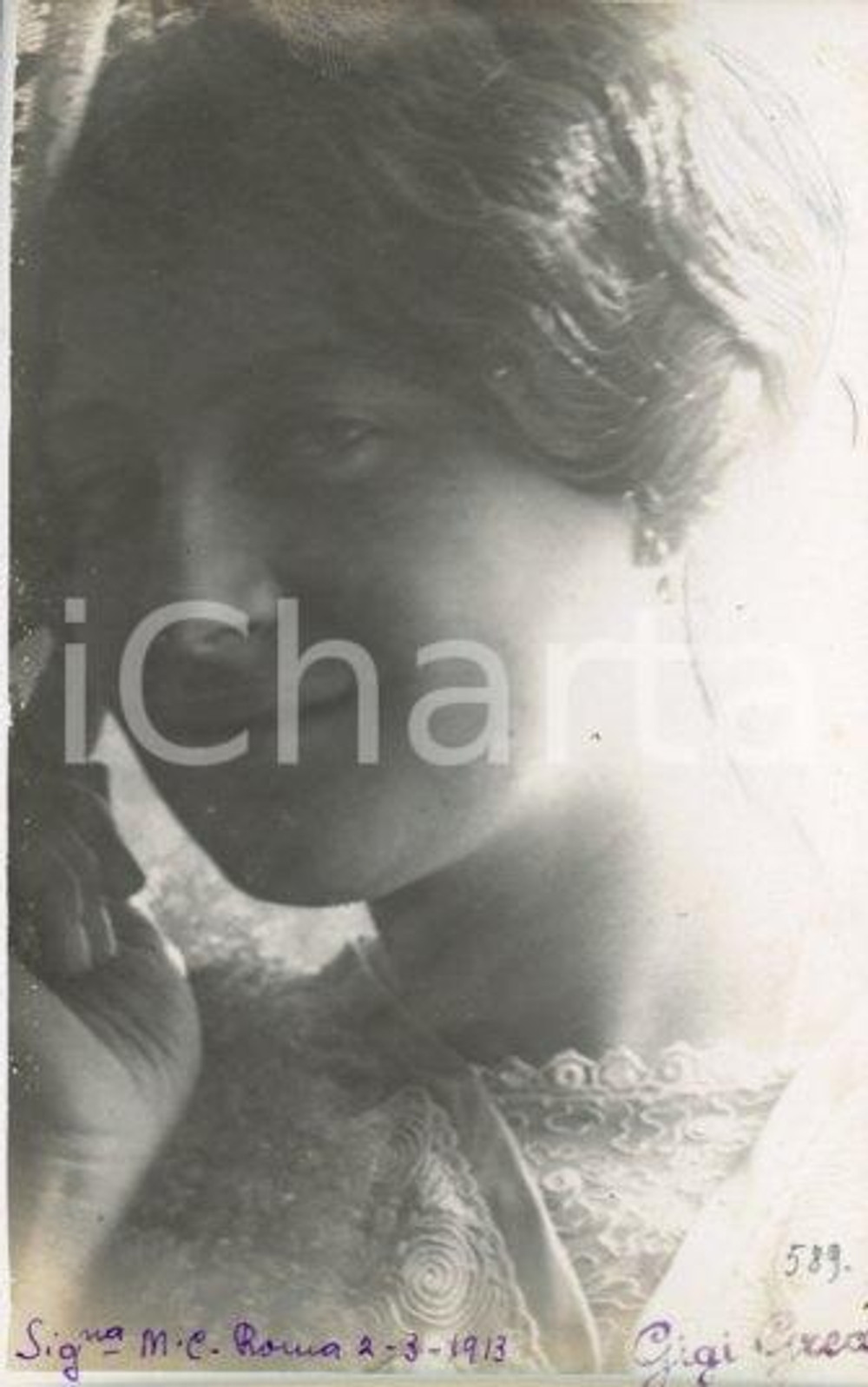 1913 ROMA Luigi GREA Ritratto di donna (M. C.) Fotocartolina ARTISTICA (2) Fotografia originale d'epoca, in formato cartolina postale.Si tratta di uno scatto realizzato da un fotografo amatoriale, Luigi "Gigi" Grea, funzionario delle ferrovie.Didascalia manoscritta originale. GOOD/buono  Formato: 9x14 cm originale e autentica 1