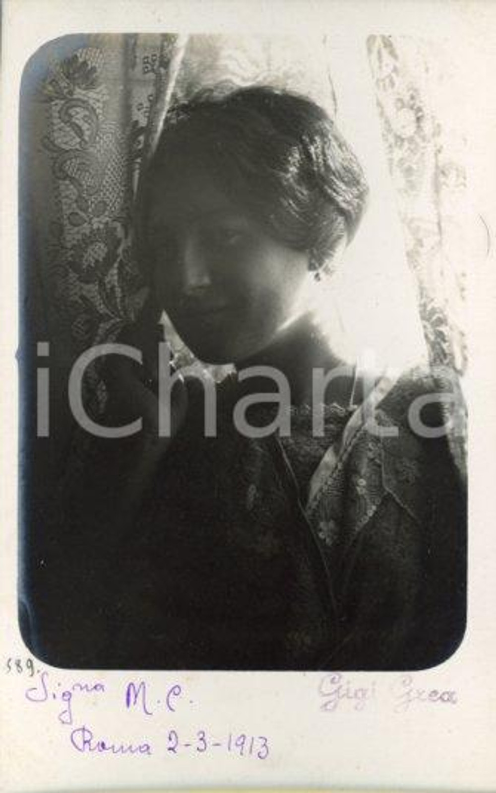 1913 ROMA Luigi GREA Ritratto di donna (M. C.) Fotocartolina ARTISTICA (4) Fotografia originale d'epoca, in formato cartolina postale.Si tratta di uno scatto realizzato da un fotografo amatoriale, Luigi "Gigi" Grea, funzionario delle ferrovie.Didascalia manoscritta originale. GOOD/buono ma fioriture al verso Formato: 9x14 cm originale e autentica 1