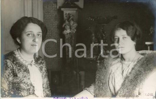 1913 ROMA Luigi GREA Due donne in salotto (M. C.) Fotocartolina ARTISTICA (1) Fotografia originale d'epoca, in formato cartolina postale.Si tratta di uno scatto realizzato da un fotografo amatoriale, Luigi "Gigi" Grea, funzionario delle ferrovie.Didascalia manoscritta originale. GOOD/buono  Formato: 14x9 cm originale e autentica 1