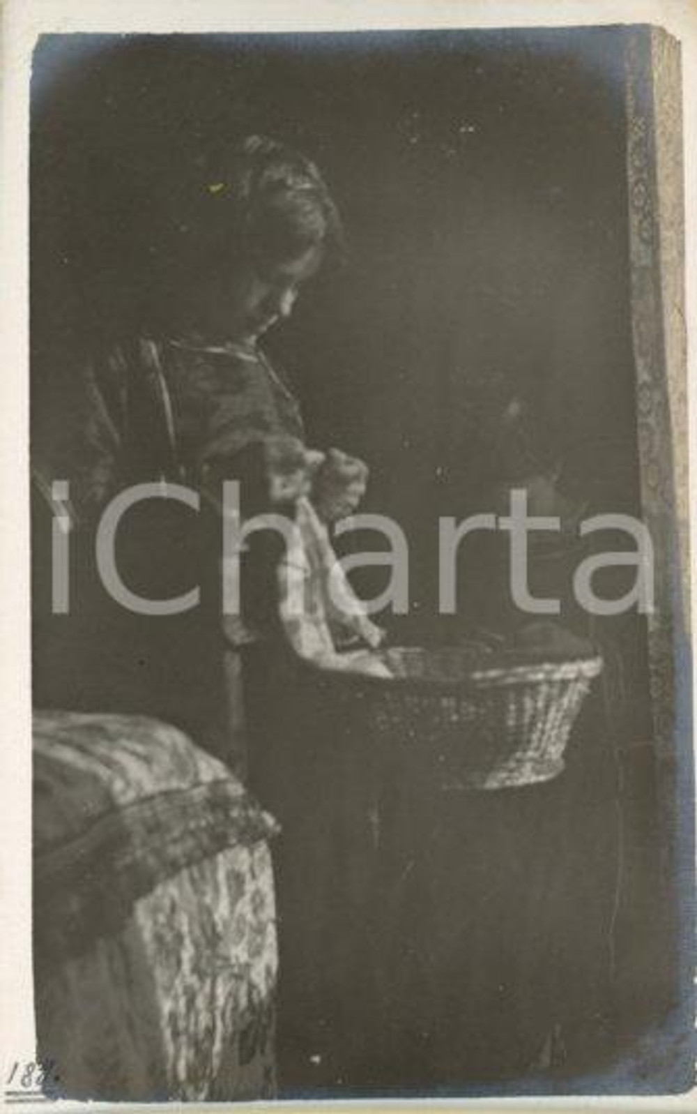 1913 ROMA Luigi GREA Donne con le ceste del cucito *Fotocartolina ARTISTICA Fotografia originale d'epoca, in formato cartolina postale.Si tratta di uno scatto realizzato da un fotografo amatoriale, Luigi "Gigi" Grea, funzionario delle ferrovie.Didascalia manoscritta originale. FAIR/discreto macchie al verso Formato: 9x14 cm originale e autentica 1