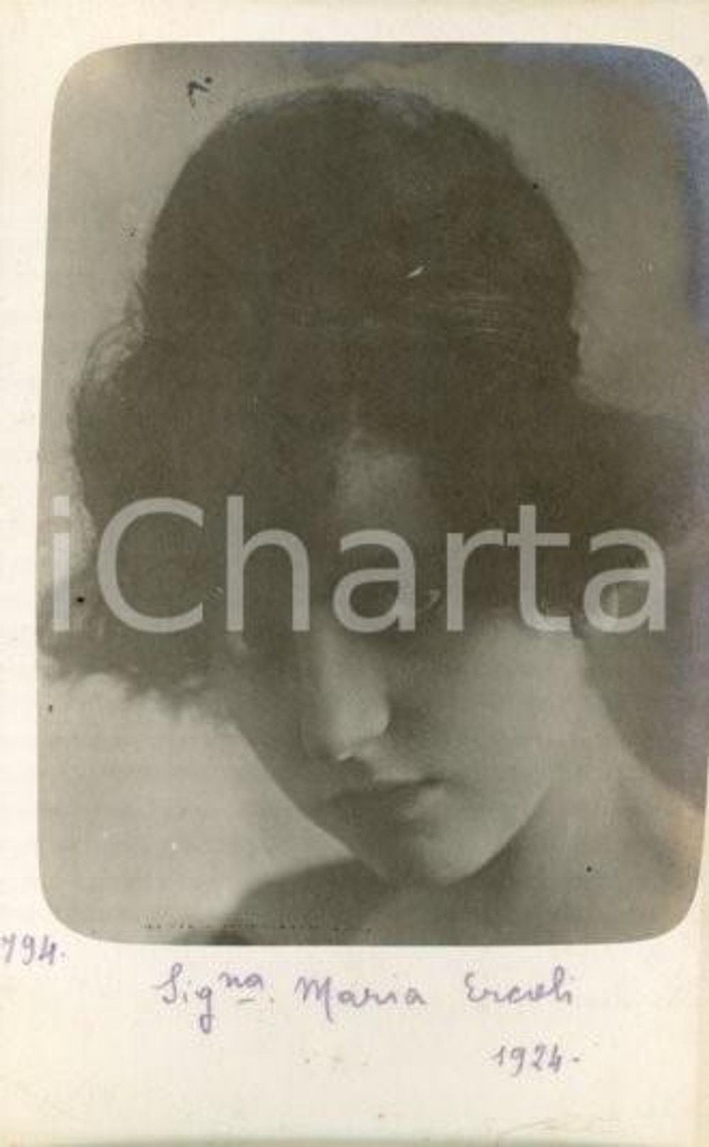 1924 ROMA Ritratto di Maria ERCOLI *Fotocartolina Luigi GREA Fotografia originale d'epoca, in formato cartolina postale.Si tratta di uno scatto realizzato da un fotografo amatoriale, Luigi "Gigi" Grea, funzionario delle ferrovie.Didascalia manoscritta. FAIR/discreto piegatura marginale Formato: 9x14 cm originale e autentica 1