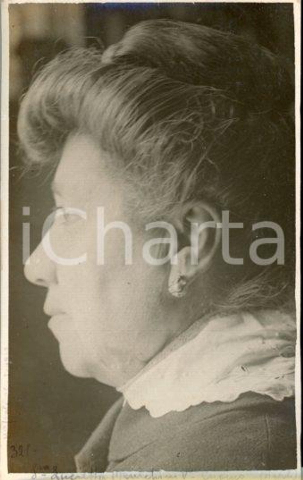 1919 NAPOLI Ritratto Lucietta MENICHINI - Profilo *Fotocartolina Luigi GREA (1) Fotografia originale d'epoca, in formato cartolina postale.Si tratta di uno scatto realizzato da un fotografo amatoriale, Luigi "Gigi" Grea, funzionario delle ferrovie.Didascalia manoscritta al recto e al verso. GOOD/buono fioriture al verso Formato: 9x14 cm originale e autentica 1