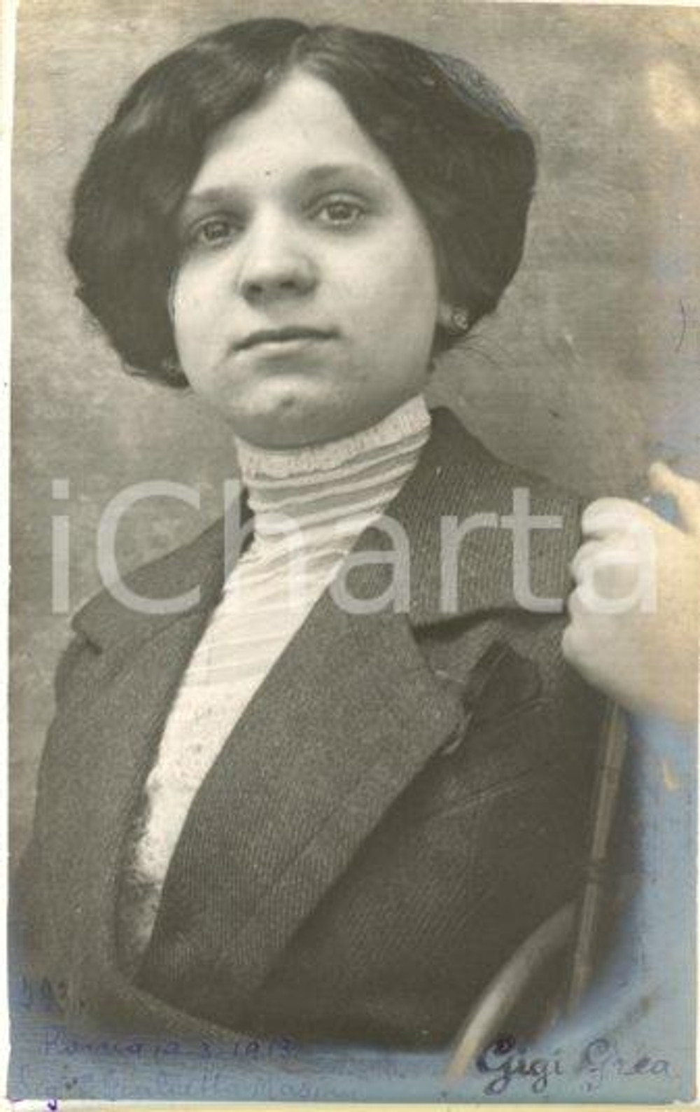 1913 ROMA Ritratto di Giulietta MASINI *Fotocartolina Luigi GREA (1) Fotografia originale d'epoca, in formato cartolina postale.Si tratta di uno scatto realizzato da un fotografo amatoriale, Luigi "Gigi" Grea, funzionario delle ferrovie.Didascalia manoscritta. GOOD/buono fioriture al verso Formato: 9x14 cm originale e autentica 1