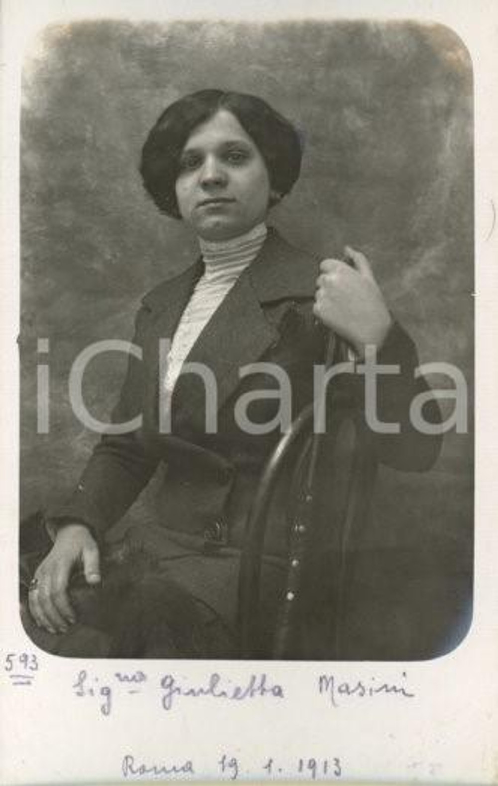 1913 ROMA Ritratto di Giulietta MASINI *Fotocartolina Luigi GREA (2) Fotografia originale d'epoca, in formato cartolina postale.Si tratta di uno scatto realizzato da un fotografo amatoriale, Luigi "Gigi" Grea, funzionario delle ferrovie.Didascalia manoscritta al recto e al verso. FAIR/discreto macchie al verso Formato: 9x14 cm originale e autentica 1