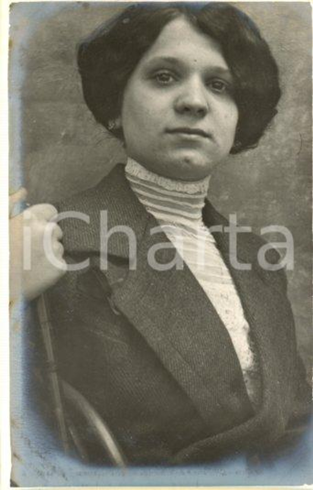 1913 ROMA Ritratto di Giulietta MASINI *Fotocartolina Luigi GREA (3) Fotografia originale d'epoca, in formato cartolina postale.Si tratta di uno scatto realizzato da un fotografo amatoriale, Luigi "Gigi" Grea, funzionario delle ferrovie.Didascalia manoscritta al recto e al verso. GOOD/buono minime macchie al verso Formato: 9x14 cm originale e autentica 1
