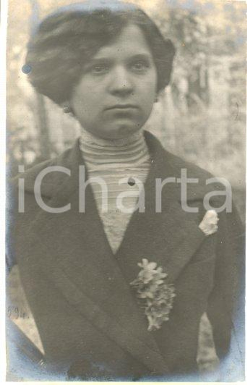 1913 ROMA Ritratto di Giulietta MASINI *Fotocartolina Luigi GREA (5) Fotografia originale d'epoca, in formato cartolina postale.Si tratta di uno scatto realizzato da un fotografo amatoriale, Luigi "Gigi" Grea, funzionario delle ferrovie.Didascalia manoscritta al recto e al verso. GOOD/buono  Formato: 9x14 cm originale e autentica 1