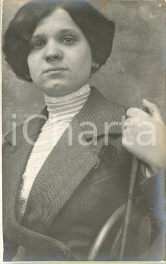 1913 ROMA Ritratto di Giulietta MASINI *Fotocartolina Luigi GREA (4) Fotografia originale d'epoca, in formato cartolina postale.Si tratta di uno scatto realizzato da un fotografo amatoriale, Luigi "Gigi" Grea, funzionario delle ferrovie.Didascalia manoscritta al recto e al verso. POOR/danneggiato macchie, soprattutto al verso; piccola sbrecciatura angolare Formato: 9x14 cm originale e autentica 1