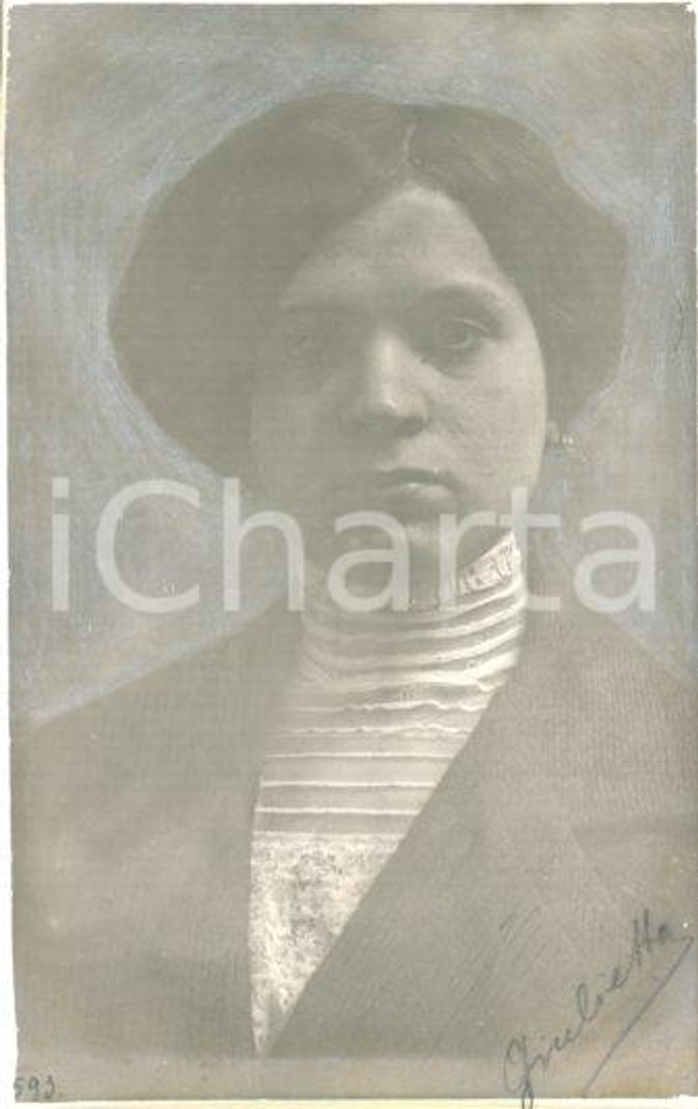 1913 ROMA Ritratto di Giulietta MASINI *Fotocartolina Luigi GREA (7) Fotografia originale d'epoca, in formato cartolina postale.Si tratta di uno scatto realizzato da un fotografo amatoriale, Luigi "Gigi" Grea, funzionario delle ferrovie.Didascalia manoscritta al recto e al verso. FAIR/discreto estesi ritocchi manuali Formato: 9x14 cm originale e autentica 1