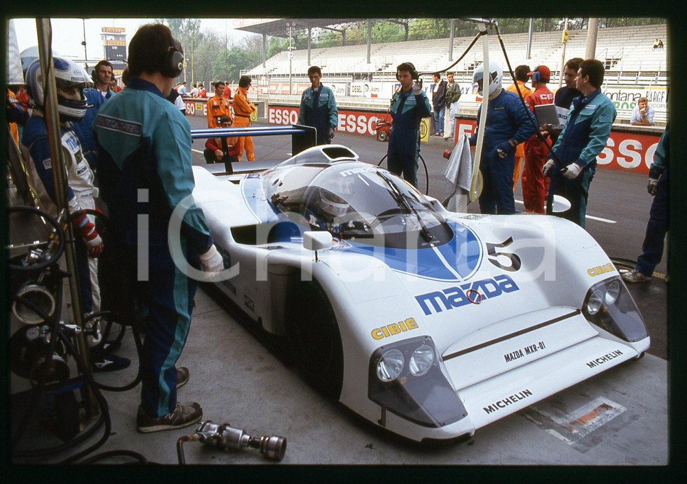 Maurizio Sandro SALA MAZDA MXR-01 - 500 KM MONZA 1992 35 mm vintage slide 4 Diapositiva d'epoca, in formato 35 mm.CONDIZIONI: GOODE' severamente vietata la riproduzione. Tutti i diritti sono riservati.Nella diapositiva ICharta mette in vendita, sul negozio eBay e in esclusiva sul sito "icharta" il proprio archivio composto da numerose diapositive e negativi fotografici d'epoca, tutti originali e autentici, che attraversano la storia del costume italiano tra gli la fine degli anni Sessanta e Novanta.Si tratta di uno sguardo inedito sull'attualità , la politica, la vita quotidiana, il gossip e la cultura, che fotografa il cambiamento della nazione in quest'ultimo scorcio del XX secolo. Un'occasione unica per il mercato del collezionismo, che vede finalmente disponibile un archivio eccezionale per vastità , tematiche e condizioni, in un settore (il negativo fotografico e la diapositiva) di assoluta novità  e dalle interessanti prospettive di investimento.  GOOD/buono   originale e autentica 1