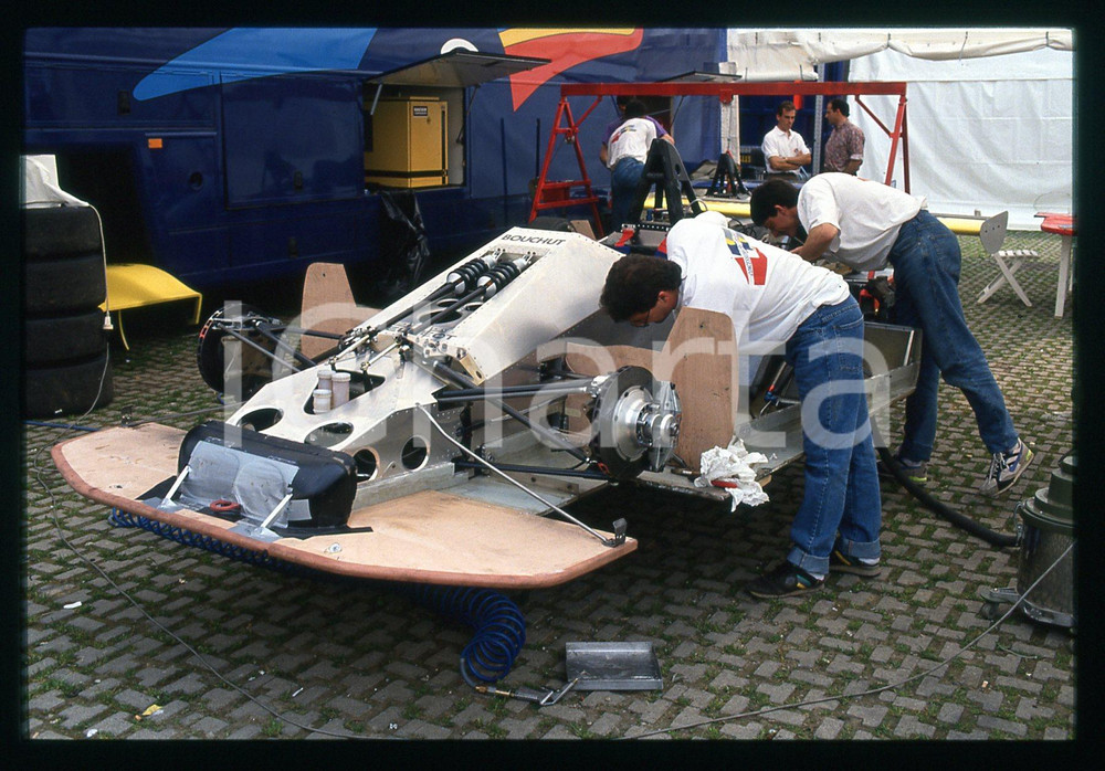 Christophe BOUCHUT PEUGEOT 905 - 500 KM MONZA 1992 35 mm vintage slide 3 Diapositiva d'epoca, in formato 35 mm.CONDIZIONI: GOODE' severamente vietata la riproduzione. Tutti i diritti sono riservati.Nella diapositiva ICharta mette in vendita, sul negozio eBay e in esclusiva sul sito "icharta" il proprio archivio composto da numerose diapositive e negativi fotografici d'epoca, tutti originali e autentici, che attraversano la storia del costume italiano tra gli la fine degli anni Sessanta e Novanta.Si tratta di uno sguardo inedito sull'attualità , la politica, la vita quotidiana, il gossip e la cultura, che fotografa il cambiamento della nazione in quest'ultimo scorcio del XX secolo. Un'occasione unica per il mercato del collezionismo, che vede finalmente disponibile un archivio eccezionale per vastità , tematiche e condizioni, in un settore (il negativo fotografico e la diapositiva) di assoluta novità  e dalle interessanti prospettive di investimento.  GOOD/buono   originale e autentica 1