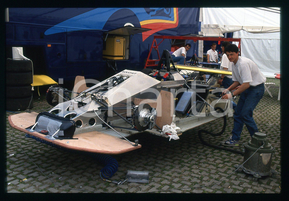 Christophe BOUCHUT PEUGEOT 905 - 500 KM MONZA 1992 35 mm vintage slide 5 Diapositiva d'epoca, in formato 35 mm.CONDIZIONI: GOODE' severamente vietata la riproduzione. Tutti i diritti sono riservati.Nella diapositiva ICharta mette in vendita, sul negozio eBay e in esclusiva sul sito "icharta" il proprio archivio composto da numerose diapositive e negativi fotografici d'epoca, tutti originali e autentici, che attraversano la storia del costume italiano tra gli la fine degli anni Sessanta e Novanta.Si tratta di uno sguardo inedito sull'attualità , la politica, la vita quotidiana, il gossip e la cultura, che fotografa il cambiamento della nazione in quest'ultimo scorcio del XX secolo. Un'occasione unica per il mercato del collezionismo, che vede finalmente disponibile un archivio eccezionale per vastità , tematiche e condizioni, in un settore (il negativo fotografico e la diapositiva) di assoluta novità  e dalle interessanti prospettive di investimento.  GOOD/buono   originale e autentica 1