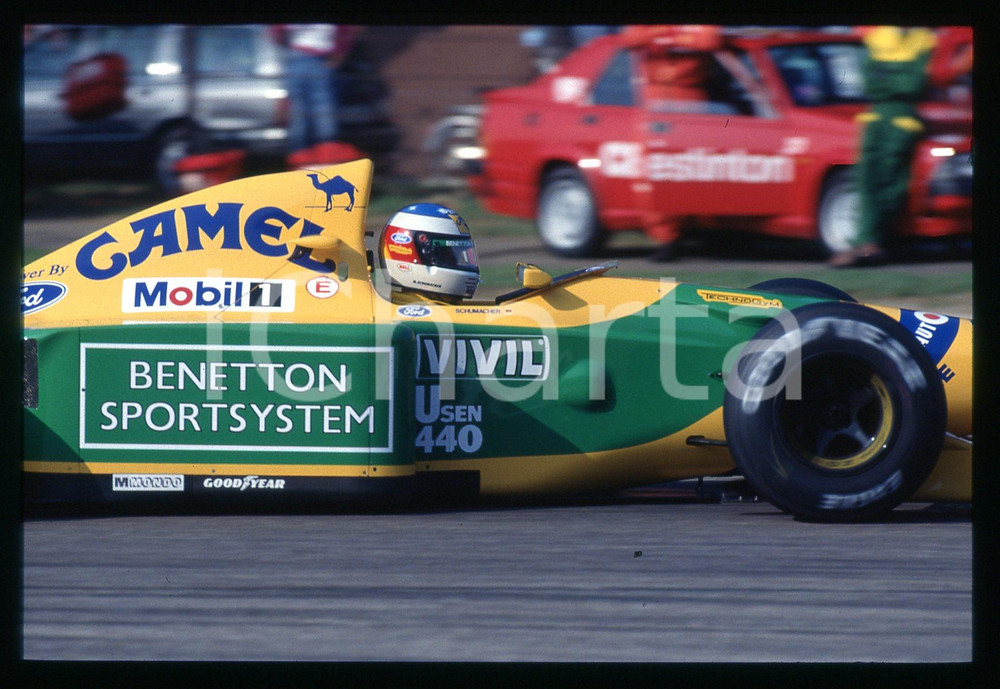 Michael SCHUMACHER BENETTON B192 - FORMULA 1 GP MONZA 1992 35 mm vintage slide 2 Diapositiva d'epoca, in formato 35 mm.CONDIZIONI: GOODE' severamente vietata la riproduzione. Tutti i diritti sono riservati.Nella diapositiva ICharta mette in vendita, sul negozio eBay e in esclusiva sul sito "icharta" il proprio archivio composto da numerose diapositive e negativi fotografici d'epoca, tutti originali e autentici, che attraversano la storia del costume italiano tra gli la fine degli anni Sessanta e Novanta.Si tratta di uno sguardo inedito sull'attualità , la politica, la vita quotidiana, il gossip e la cultura, che fotografa il cambiamento della nazione in quest'ultimo scorcio del XX secolo. Un'occasione unica per il mercato del collezionismo, che vede finalmente disponibile un archivio eccezionale per vastità , tematiche e condizioni, in un settore (il negativo fotografico e la diapositiva) di assoluta novità  e dalle interessanti prospettive di investimento.  GOOD/buono   originale e autentica 1