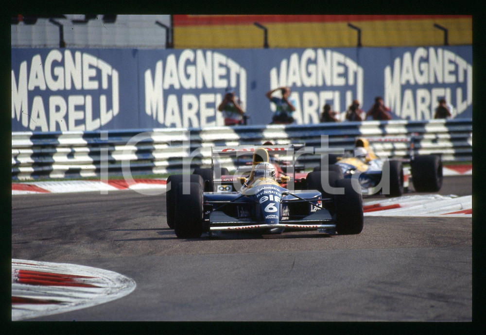 Riccardo PATRESE su WILLIAMS FW14B - FORMULA 1 GP MONZA 1992 35 mm vintage slide Diapositiva d'epoca, in formato 35 mm.CONDIZIONI: GOODE' severamente vietata la riproduzione. Tutti i diritti sono riservati.Nella diapositiva ICharta mette in vendita, sul negozio eBay e in esclusiva sul sito "icharta" il proprio archivio composto da numerose diapositive e negativi fotografici d'epoca, tutti originali e autentici, che attraversano la storia del costume italiano tra gli la fine degli anni Sessanta e Novanta.Si tratta di uno sguardo inedito sull'attualità , la politica, la vita quotidiana, il gossip e la cultura, che fotografa il cambiamento della nazione in quest'ultimo scorcio del XX secolo. Un'occasione unica per il mercato del collezionismo, che vede finalmente disponibile un archivio eccezionale per vastità , tematiche e condizioni, in un settore (il negativo fotografico e la diapositiva) di assoluta novità  e dalle interessanti prospettive di investimento.  GOOD/buono   originale e autentica 1