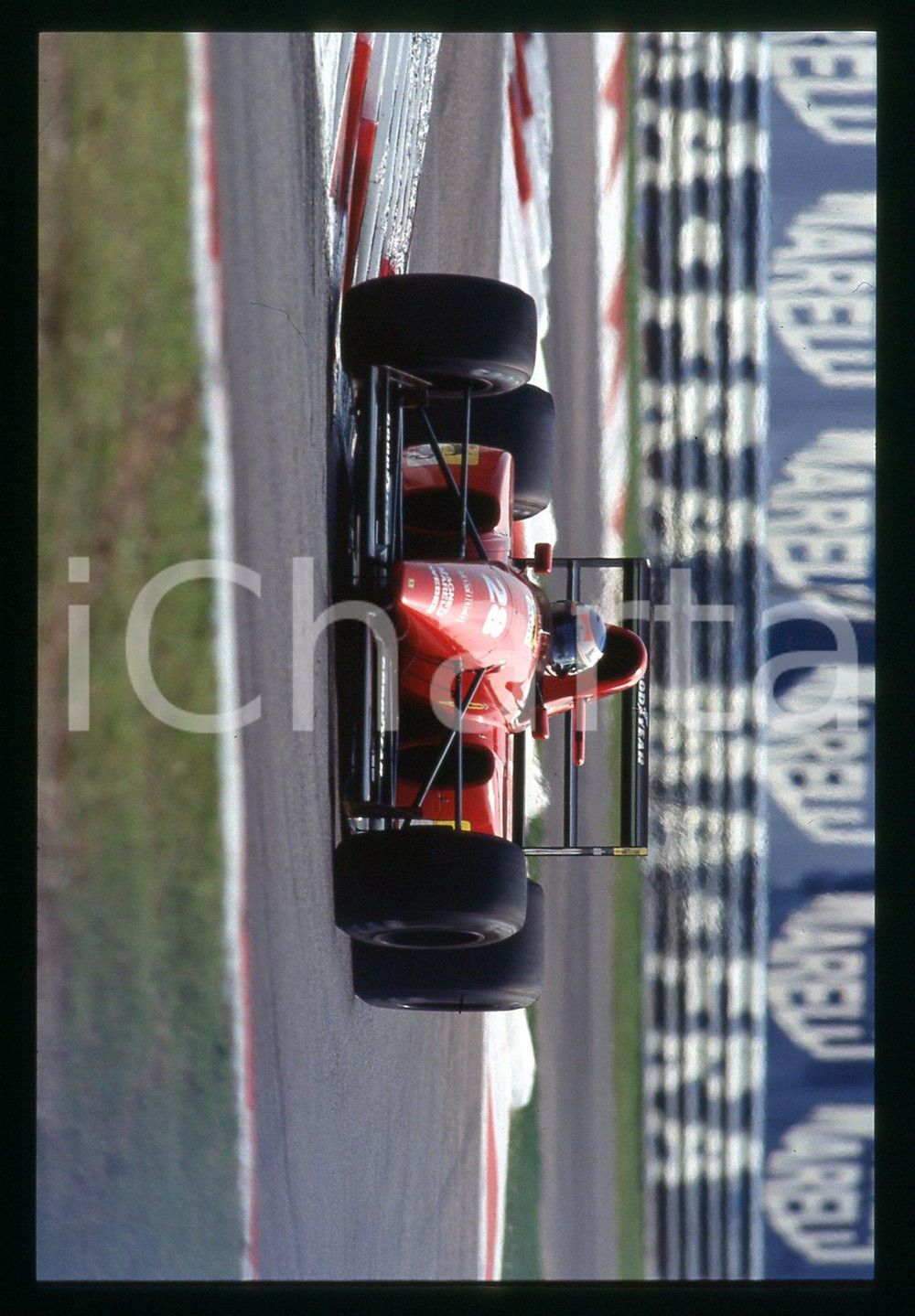 Ivan CAPELLI su FERRARI F92A - FORMULA 1 GP MONZA 1992 35 mm vintage slide Diapositiva d'epoca, in formato 35 mm.CONDIZIONI: GOODE' severamente vietata la riproduzione. Tutti i diritti sono riservati.Nella diapositiva ICharta mette in vendita, sul negozio eBay e in esclusiva sul sito "icharta" il proprio archivio composto da numerose diapositive e negativi fotografici d'epoca, tutti originali e autentici, che attraversano la storia del costume italiano tra gli la fine degli anni Sessanta e Novanta.Si tratta di uno sguardo inedito sull'attualità , la politica, la vita quotidiana, il gossip e la cultura, che fotografa il cambiamento della nazione in quest'ultimo scorcio del XX secolo. Un'occasione unica per il mercato del collezionismo, che vede finalmente disponibile un archivio eccezionale per vastità , tematiche e condizioni, in un settore (il negativo fotografico e la diapositiva) di assoluta novità  e dalle interessanti prospettive di investimento.  GOOD/buono   originale e autentica 1