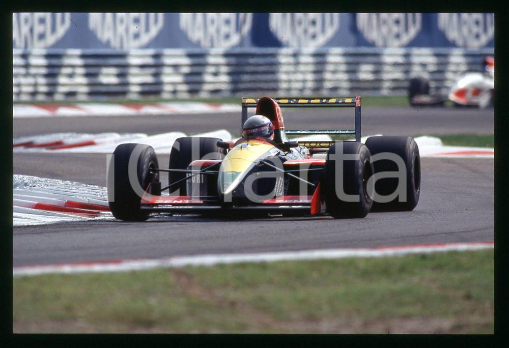 VENTURI LC92 - FORMULA 1 GP MONZA 1992 35 mm vintage slide Diapositiva d'epoca, in formato 35 mm.CONDIZIONI: GOODE' severamente vietata la riproduzione. Tutti i diritti sono riservati.Nella diapositiva ICharta mette in vendita, sul negozio eBay e in esclusiva sul sito "icharta" il proprio archivio composto da numerose diapositive e negativi fotografici d'epoca, tutti originali e autentici, che attraversano la storia del costume italiano tra gli la fine degli anni Sessanta e Novanta.Si tratta di uno sguardo inedito sull'attualità , la politica, la vita quotidiana, il gossip e la cultura, che fotografa il cambiamento della nazione in quest'ultimo scorcio del XX secolo. Un'occasione unica per il mercato del collezionismo, che vede finalmente disponibile un archivio eccezionale per vastità , tematiche e condizioni, in un settore (il negativo fotografico e la diapositiva) di assoluta novità  e dalle interessanti prospettive di investimento.  GOOD/buono   originale e autentica 1