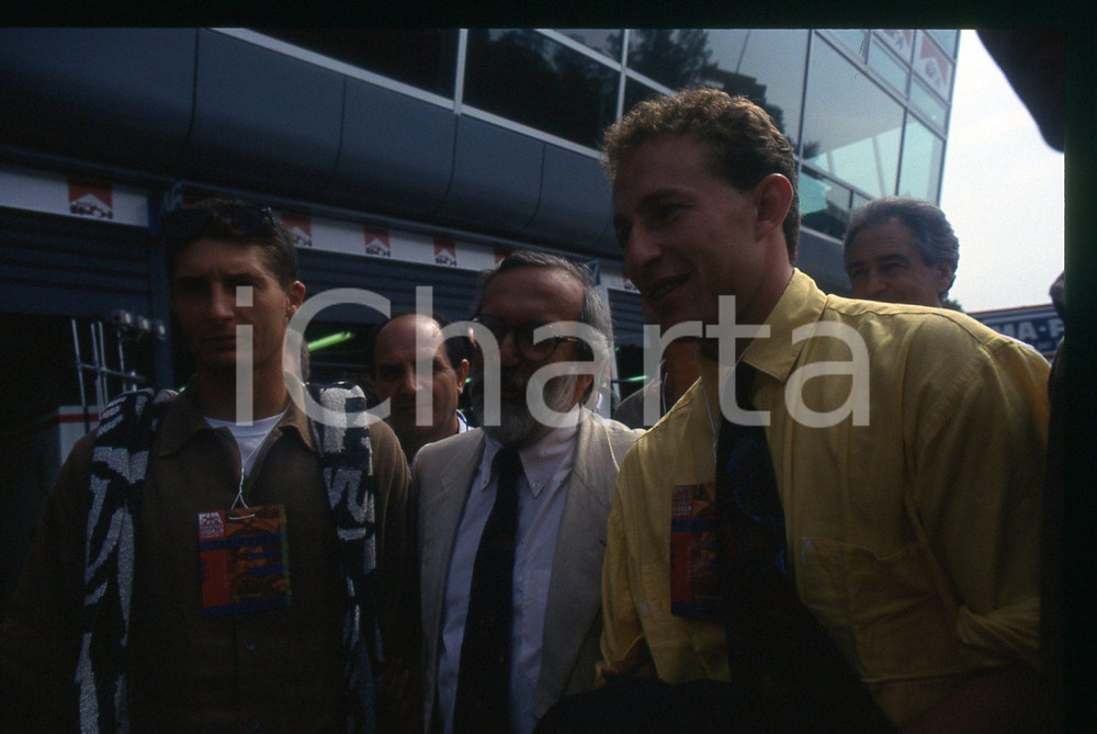 Daniele MASSARO Jean-Pierre PAPIN AC MILAN F1 GP MONZA 1992 35 mm vintage slide Diapositiva d'epoca, in formato 35 mm.CONDIZIONI: GOODE' severamente vietata la riproduzione. Tutti i diritti sono riservati.Nella diapositiva ICharta mette in vendita, sul negozio eBay e in esclusiva sul sito "icharta" il proprio archivio composto da numerose diapositive e negativi fotografici d'epoca, tutti originali e autentici, che attraversano la storia del costume italiano tra gli la fine degli anni Sessanta e Novanta.Si tratta di uno sguardo inedito sull'attualità , la politica, la vita quotidiana, il gossip e la cultura, che fotografa il cambiamento della nazione in quest'ultimo scorcio del XX secolo. Un'occasione unica per il mercato del collezionismo, che vede finalmente disponibile un archivio eccezionale per vastità , tematiche e condizioni, in un settore (il negativo fotografico e la diapositiva) di assoluta novità  e dalle interessanti prospettive di investimento.  GOOD/buono   originale e autentica 1