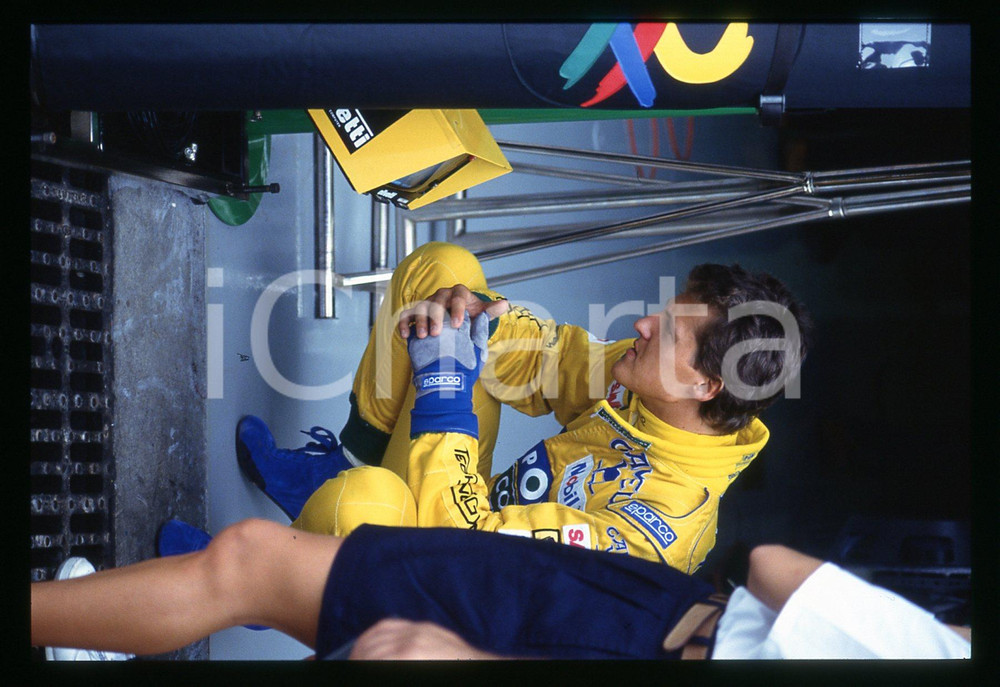 Michael SCHUMACHER Scuderia BENETTON FORMULA 1 GP MONZA 1992 35 mm vintage slide Diapositiva d'epoca, in formato 35 mm.CONDIZIONI: GOODE' severamente vietata la riproduzione. Tutti i diritti sono riservati.Nella diapositiva ICharta mette in vendita, sul negozio eBay e in esclusiva sul sito "icharta" il proprio archivio composto da numerose diapositive e negativi fotografici d'epoca, tutti originali e autentici, che attraversano la storia del costume italiano tra gli la fine degli anni Sessanta e Novanta.Si tratta di uno sguardo inedito sull'attualità , la politica, la vita quotidiana, il gossip e la cultura, che fotografa il cambiamento della nazione in quest'ultimo scorcio del XX secolo. Un'occasione unica per il mercato del collezionismo, che vede finalmente disponibile un archivio eccezionale per vastità , tematiche e condizioni, in un settore (il negativo fotografico e la diapositiva) di assoluta novità  e dalle interessanti prospettive di investimento.  GOOD/buono   originale e autentica 1