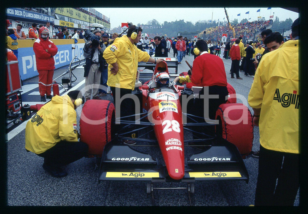 Gerhard BERGER su FERRARI F93A FORMULA 1 GP SAN MARINO 1993  35 mm vintage slide Diapositiva d'epoca, in formato 35 mm.CONDIZIONI: GOODE' severamente vietata la riproduzione. Tutti i diritti sono riservati.Nella diapositiva ICharta mette in vendita, sul negozio eBay e in esclusiva sul sito "icharta" il proprio archivio composto da numerose diapositive e negativi fotografici d'epoca, tutti originali e autentici, che attraversano la storia del costume italiano tra gli la fine degli anni Sessanta e Novanta.Si tratta di uno sguardo inedito sull'attualità , la politica, la vita quotidiana, il gossip e la cultura, che fotografa il cambiamento della nazione in quest'ultimo scorcio del XX secolo. Un'occasione unica per il mercato del collezionismo, che vede finalmente disponibile un archivio eccezionale per vastità , tematiche e condizioni, in un settore (il negativo fotografico e la diapositiva) di assoluta novità  e dalle interessanti prospettive di investimento.  GOOD/buono   originale e autentica 1