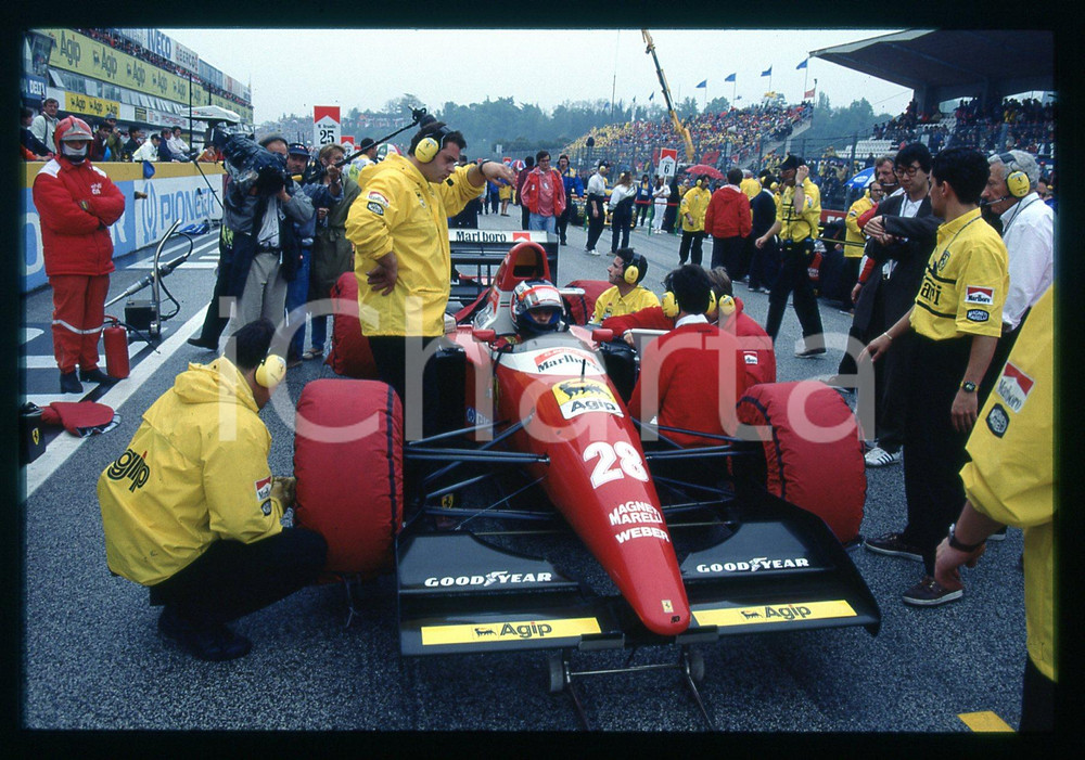 Gerhard BERGER FERRARI F93A FORMULA 1 GP SAN MARINO 1993  35 mm vintage slide 2 Diapositiva d'epoca, in formato 35 mm.CONDIZIONI: GOODE' severamente vietata la riproduzione. Tutti i diritti sono riservati.Nella diapositiva ICharta mette in vendita, sul negozio eBay e in esclusiva sul sito "icharta" il proprio archivio composto da numerose diapositive e negativi fotografici d'epoca, tutti originali e autentici, che attraversano la storia del costume italiano tra gli la fine degli anni Sessanta e Novanta.Si tratta di uno sguardo inedito sull'attualità , la politica, la vita quotidiana, il gossip e la cultura, che fotografa il cambiamento della nazione in quest'ultimo scorcio del XX secolo. Un'occasione unica per il mercato del collezionismo, che vede finalmente disponibile un archivio eccezionale per vastità , tematiche e condizioni, in un settore (il negativo fotografico e la diapositiva) di assoluta novità  e dalle interessanti prospettive di investimento.  GOOD/buono   originale e autentica 1