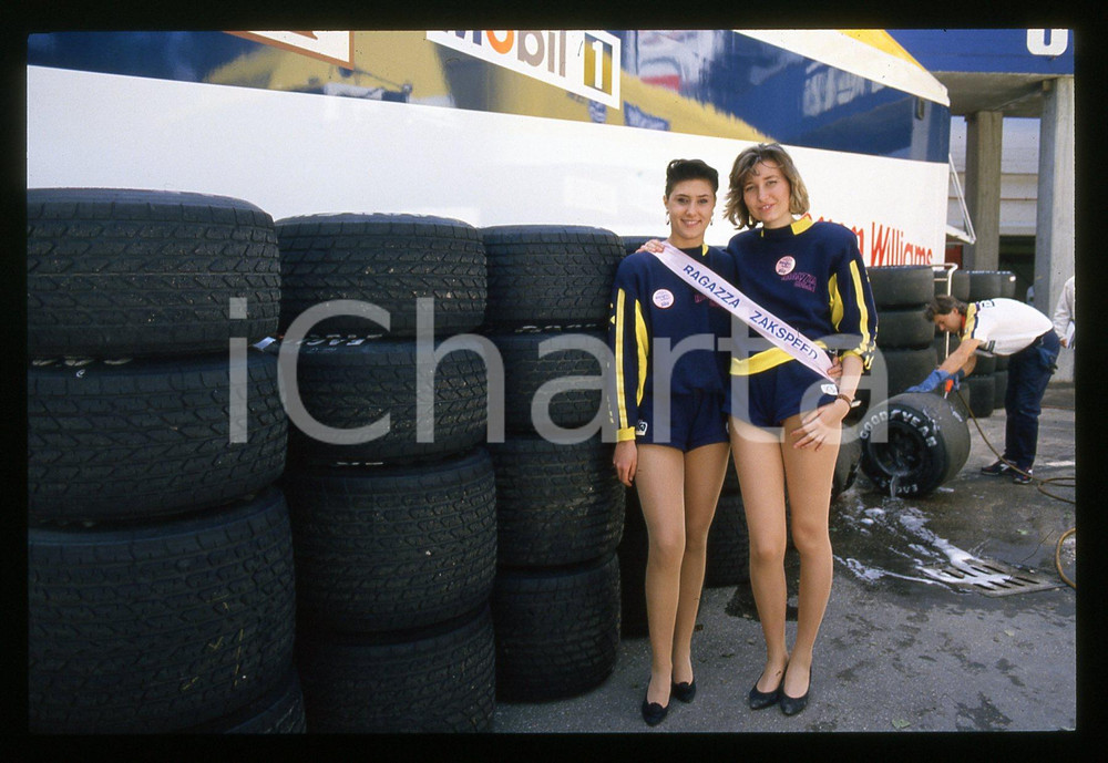 Ragazze Scuderia ZAKSPEED FORMULA 1 GP MONZA 1989  35 mm vintage slide Diapositiva d'epoca, in formato 35 mm.CONDIZIONI: GOODE' severamente vietata la riproduzione. Tutti i diritti sono riservati.Nella diapositiva ICharta mette in vendita, sul negozio eBay e in esclusiva sul sito "icharta" il proprio archivio composto da numerose diapositive e negativi fotografici d'epoca, tutti originali e autentici, che attraversano la storia del costume italiano tra gli la fine degli anni Sessanta e Novanta.Si tratta di uno sguardo inedito sull'attualità , la politica, la vita quotidiana, il gossip e la cultura, che fotografa il cambiamento della nazione in quest'ultimo scorcio del XX secolo. Un'occasione unica per il mercato del collezionismo, che vede finalmente disponibile un archivio eccezionale per vastità , tematiche e condizioni, in un settore (il negativo fotografico e la diapositiva) di assoluta novità  e dalle interessanti prospettive di investimento.  GOOD/buono   originale e autentica 1
