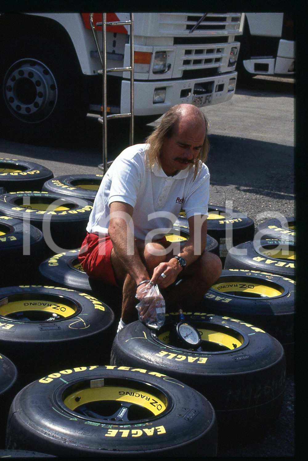 Tecnico con gomme GOODYEAR EAGLE FORMULA 1 GP MONZA 1989  35 mm vintage slide Diapositiva d'epoca, in formato 35 mm.CONDIZIONI: GOODE' severamente vietata la riproduzione. Tutti i diritti sono riservati.Nella diapositiva ICharta mette in vendita, sul negozio eBay e in esclusiva sul sito "icharta" il proprio archivio composto da numerose diapositive e negativi fotografici d'epoca, tutti originali e autentici, che attraversano la storia del costume italiano tra gli la fine degli anni Sessanta e Novanta.Si tratta di uno sguardo inedito sull'attualità , la politica, la vita quotidiana, il gossip e la cultura, che fotografa il cambiamento della nazione in quest'ultimo scorcio del XX secolo. Un'occasione unica per il mercato del collezionismo, che vede finalmente disponibile un archivio eccezionale per vastità , tematiche e condizioni, in un settore (il negativo fotografico e la diapositiva) di assoluta novità  e dalle interessanti prospettive di investimento.  GOOD/buono   originale e autentica 1